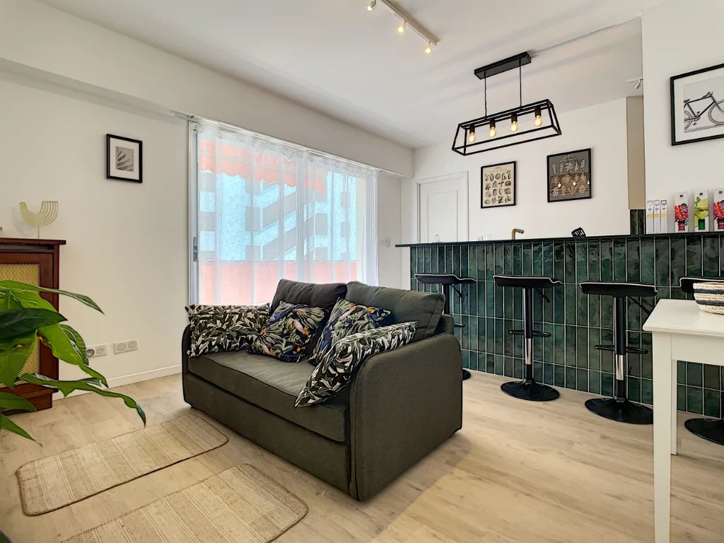 LOCATION ETUDIANTE - JUAN LES PINS - CENTRE - Appartement 3 pièce(s) 55 m2 - refait à neuf - climatisé