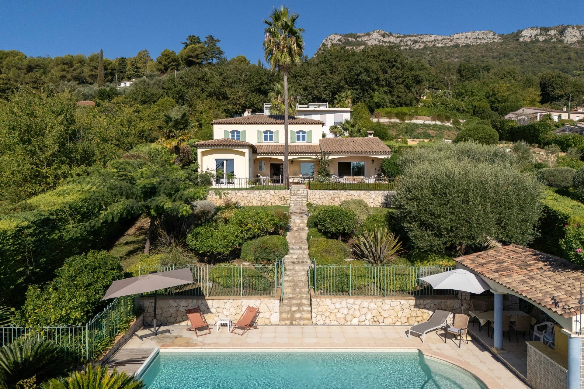 Villa in a Private Estate with Panoramic Views until the Sea