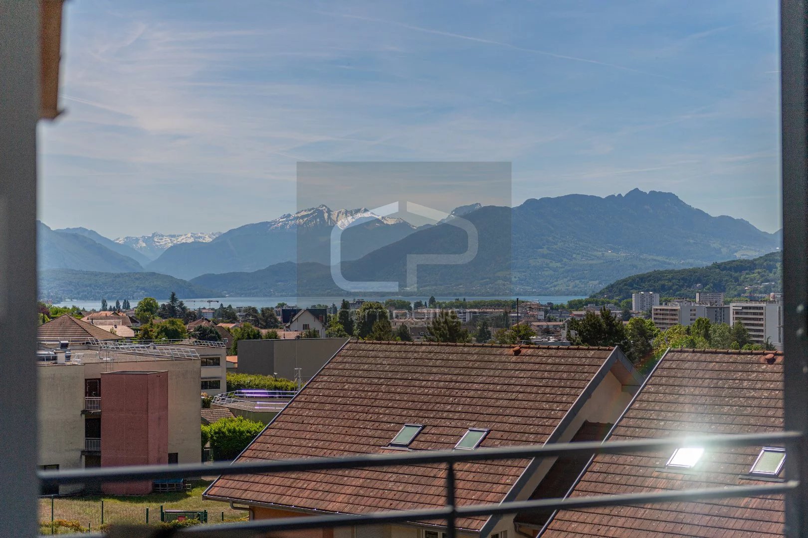 Appartement d’exception de 182 m² en attique (dernier étage) à Annecy-le-Vieux avec vue panoramique sur le lac d’Annecy. Volumes rares, vaste séjour de 52 m², 4 à 5 chambres