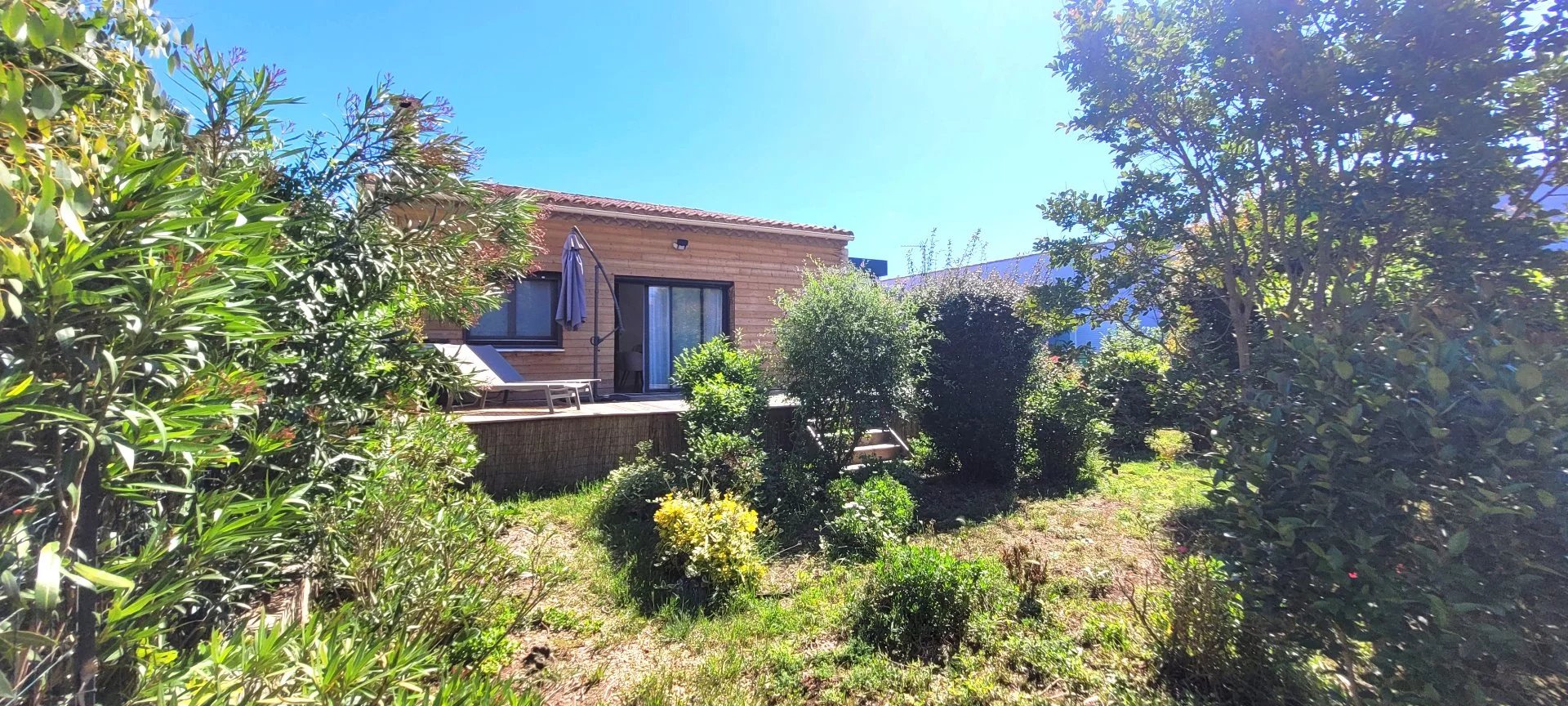 A Vendre Agde 34300 proche Lycée Villa de plain pied avec jardin de 524m² et garage