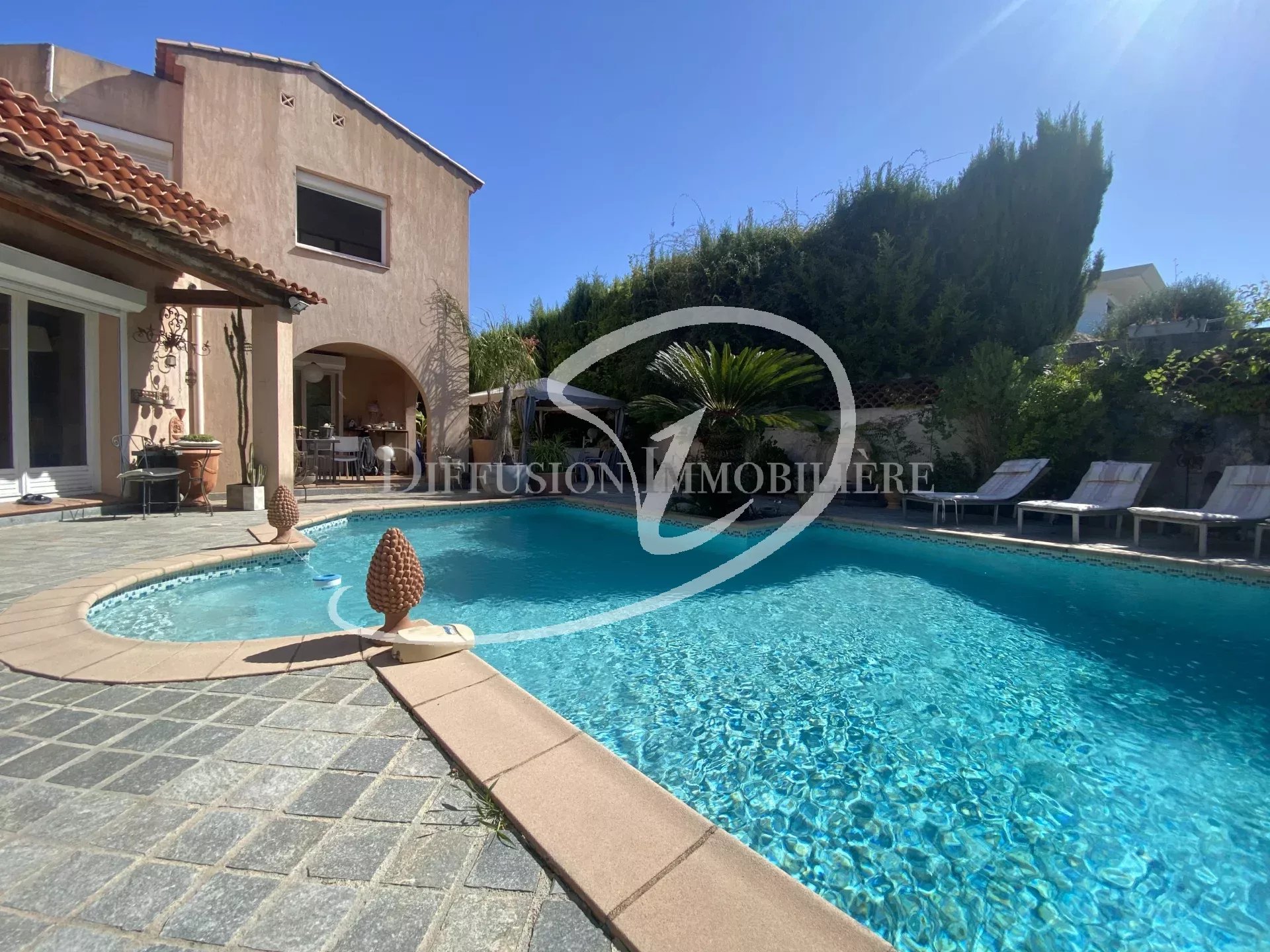 Maison - 6 pièces - 214.78 m² - 1 280 000 € - À vendre