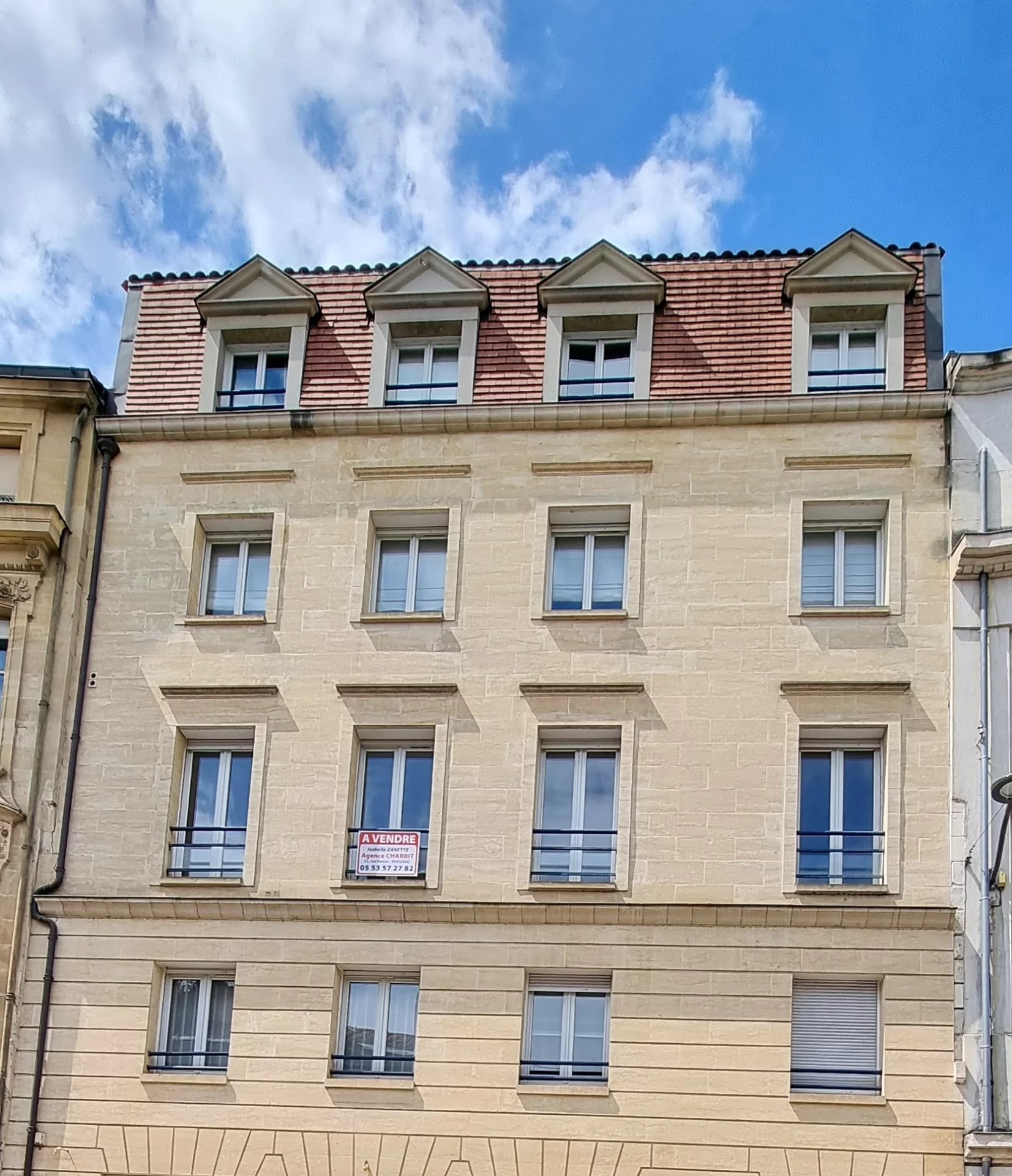 EXCLUSIVITE  : CENTRE VILLE DANS IMMEUBLE  BOURGEOIS AVEC ASCENSEUR APPARTEMENT  ET CAVE
