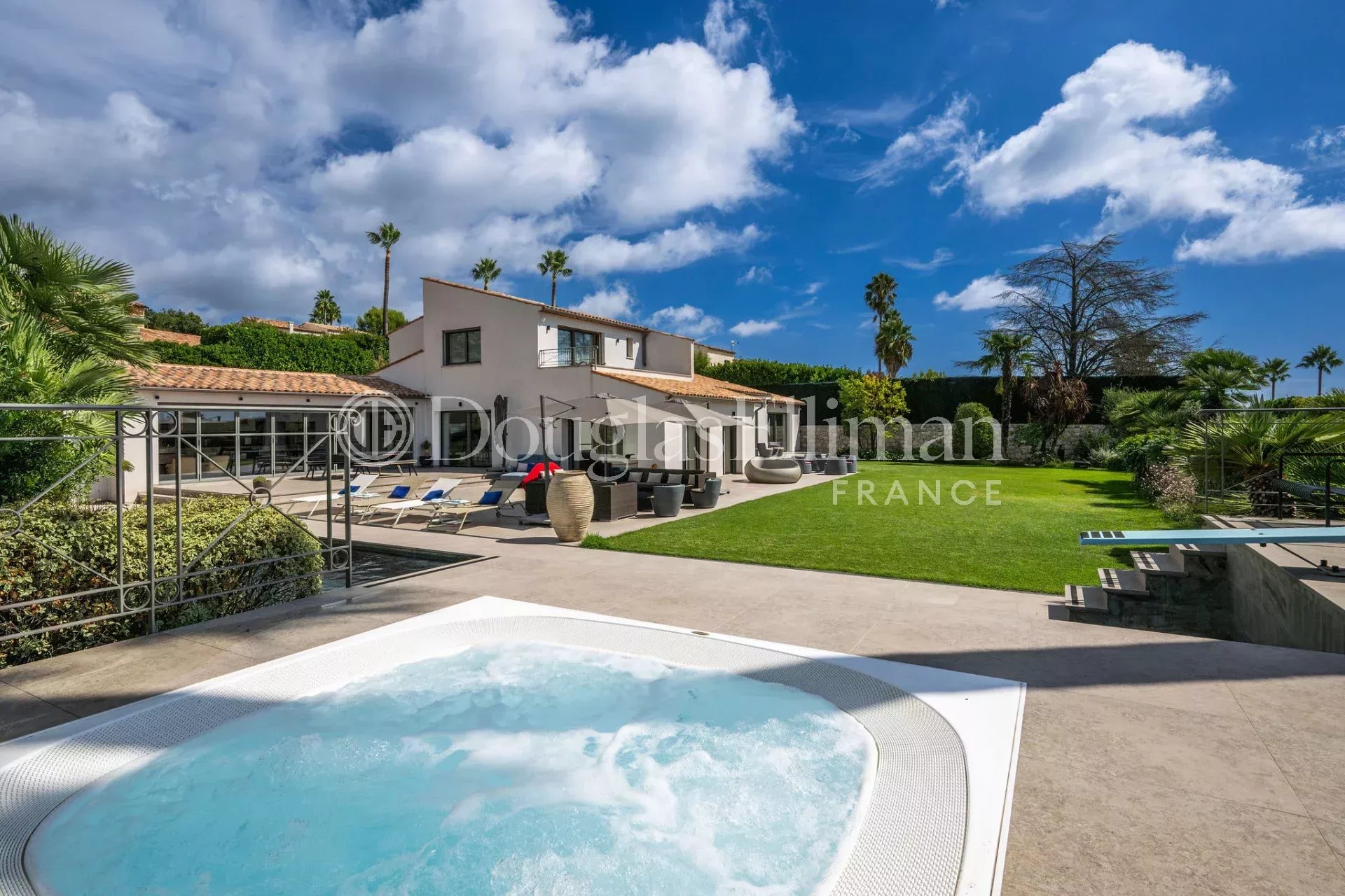 VALBONNE : Villa d’ Exception avec vue mer panoramique – Domaine du Mont d’Azur - Image nᵒ2