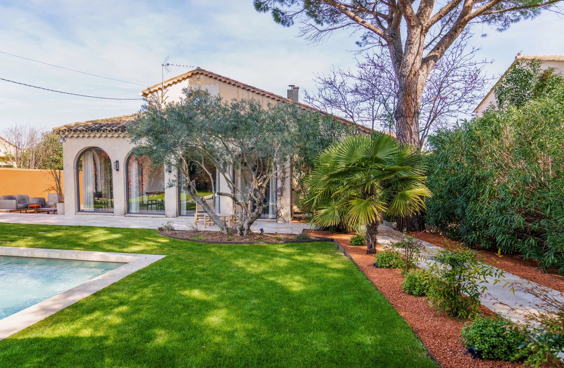 SAINT-REMY-DE-PROVENCE - MAISON DE VILLE AVEC PISCINE, CENTRE A PIED, AU CALME