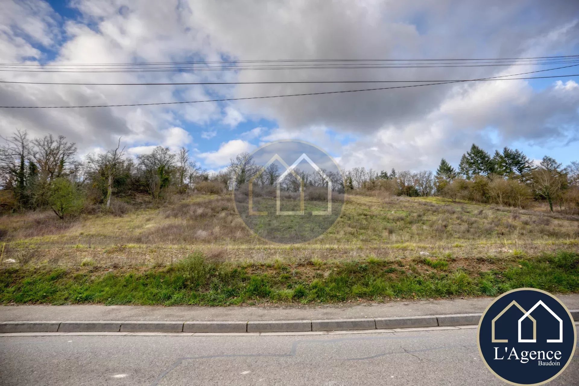 Terrain constructible 1890 m2 à 50m du centre de la commune dans environnement boisé