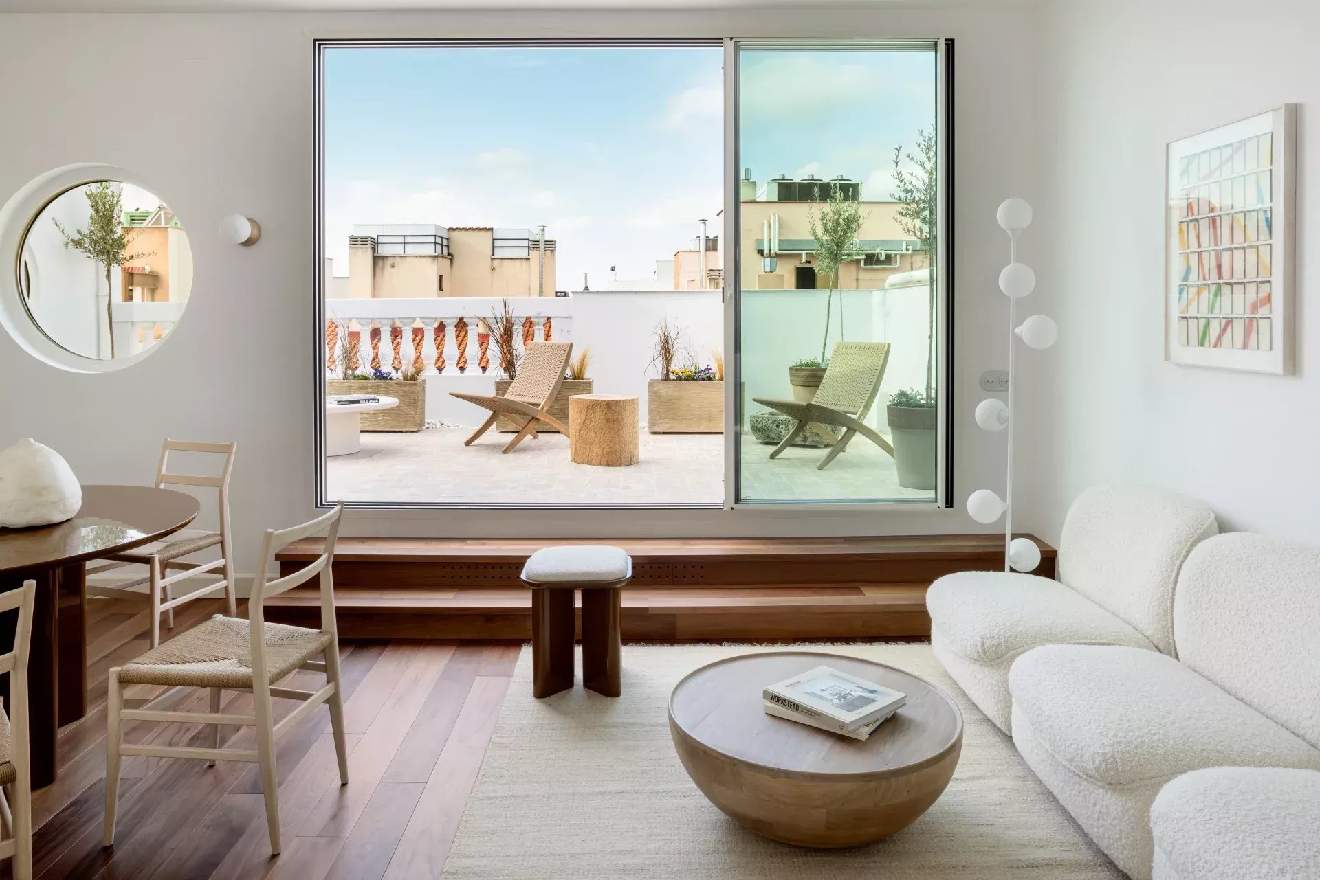 Penthouse Lumineux avec une Transition Fluide vers Votre Terrasse Spacieuse au Charme Mykonien