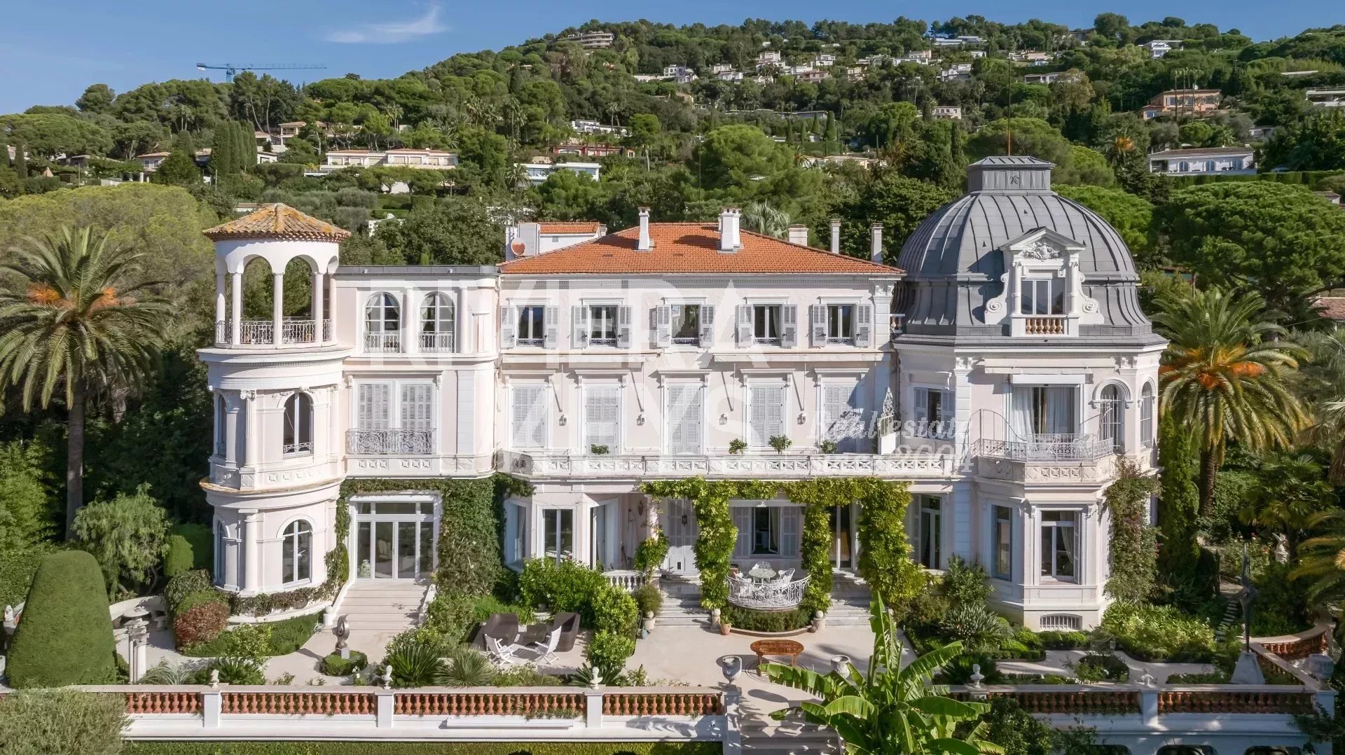 CANNES - Bénéfiat : Belle Epoque-toppleilighet i en anerkjent, elegant bolig