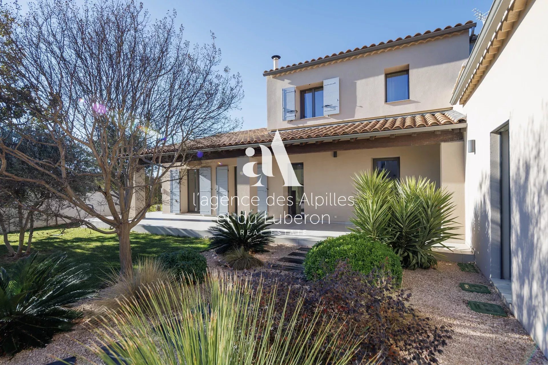 MAUSSANE - HEART OF OLD VILLAGE - HOUSE WITH GARDEN, POOL AND GARAGE