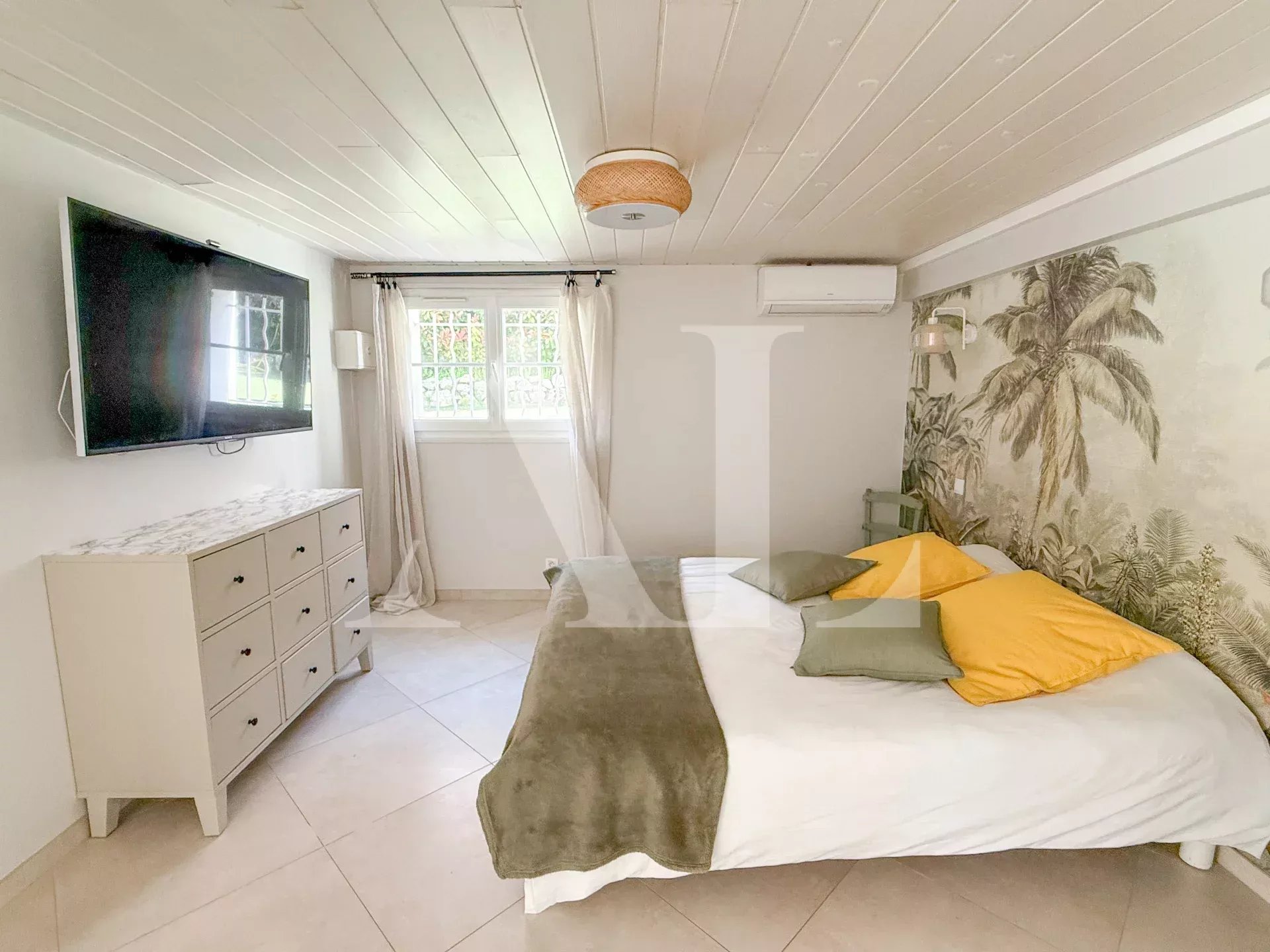 ANTIBES OUEST - VILLA AVEC PISCINE PROCHE MER À PIED