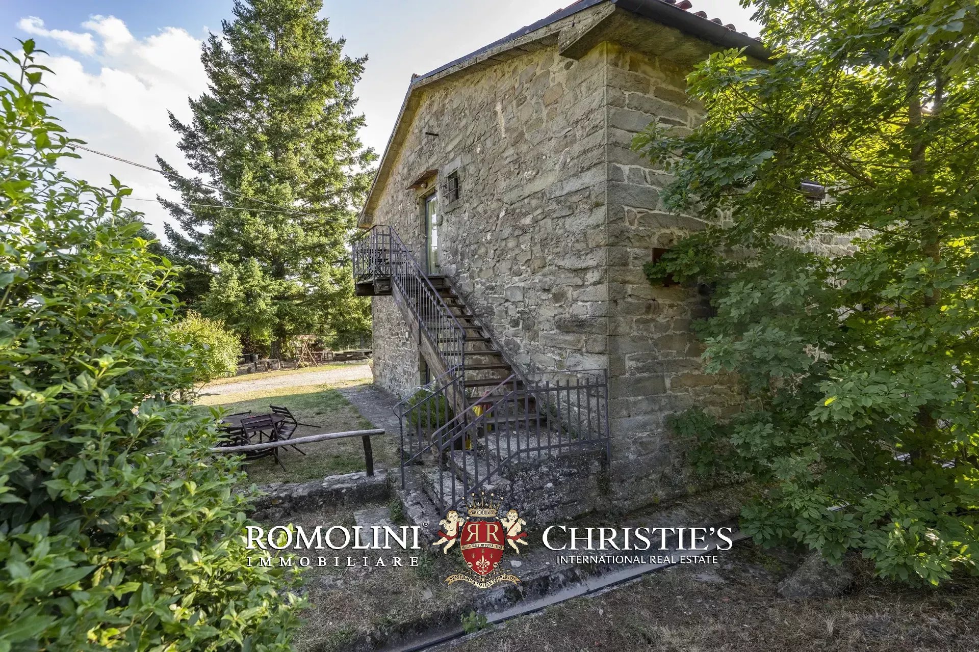 101-HA ESTATE WITH NATURAL SPRINGS FOR SALE BETWEEN AREZZO AND FLORENCE