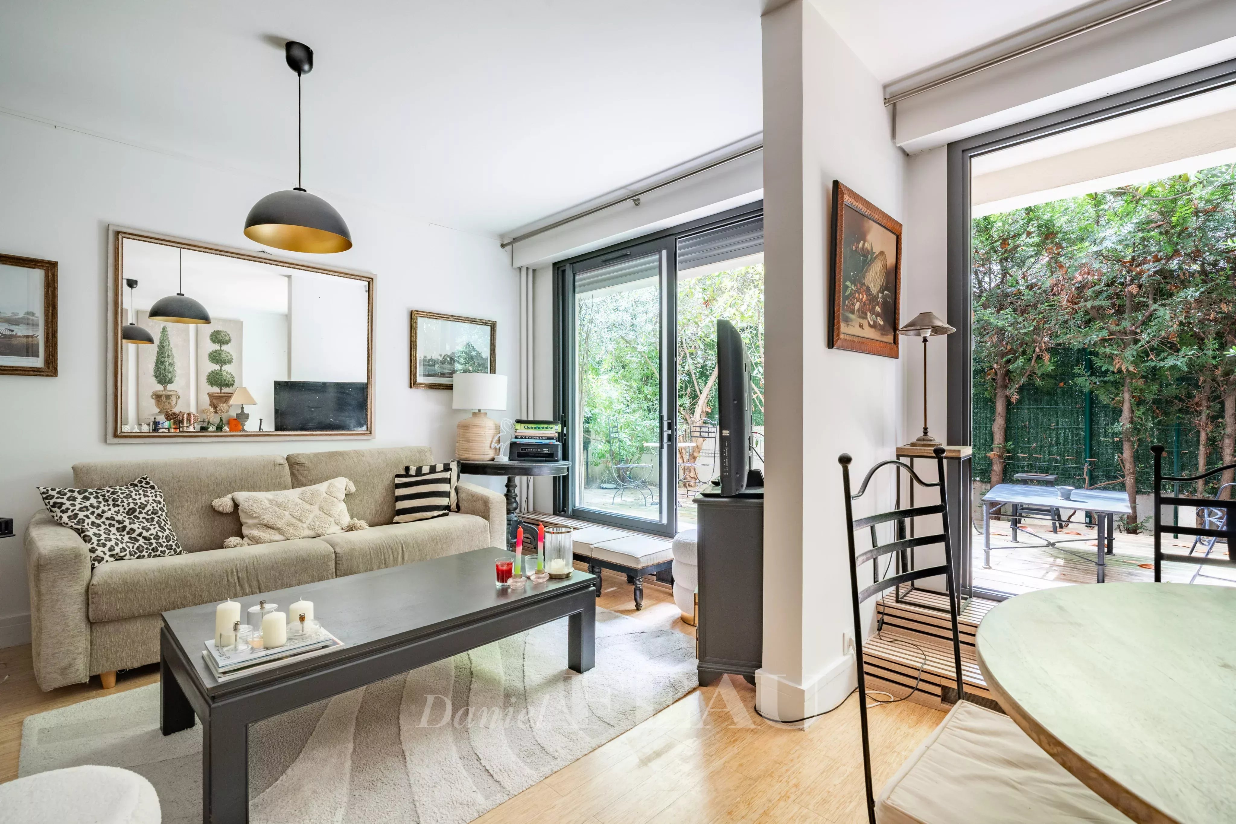 Neuilly-sur-Seine  -  A renovated one-bed apartment with a leafy terrace