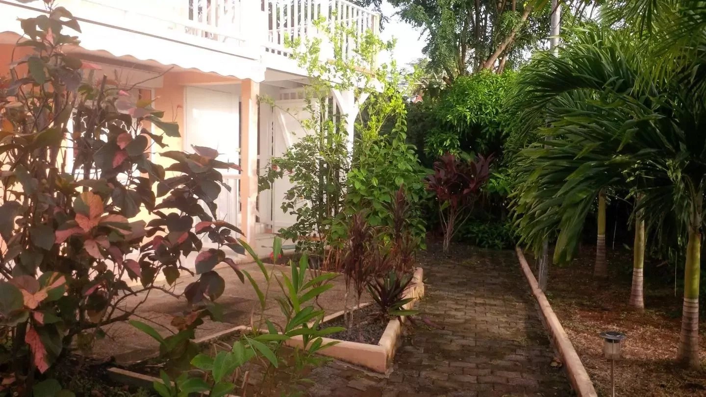 TROIS-ÎLETS. Anse à l'Âne .Charmant appartement T3 avec jardin privatif et accès plage