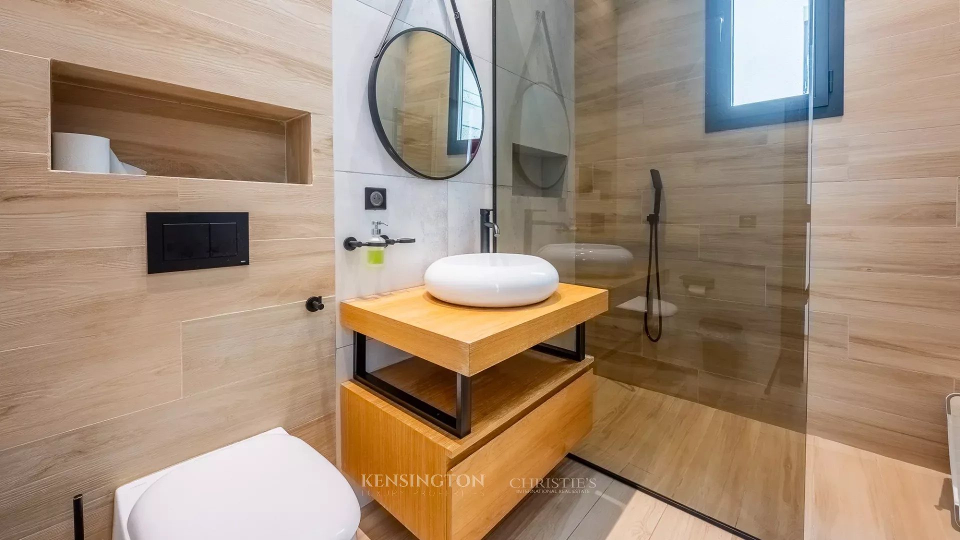 8 Bedroom Villa/Townhouse's Image 28