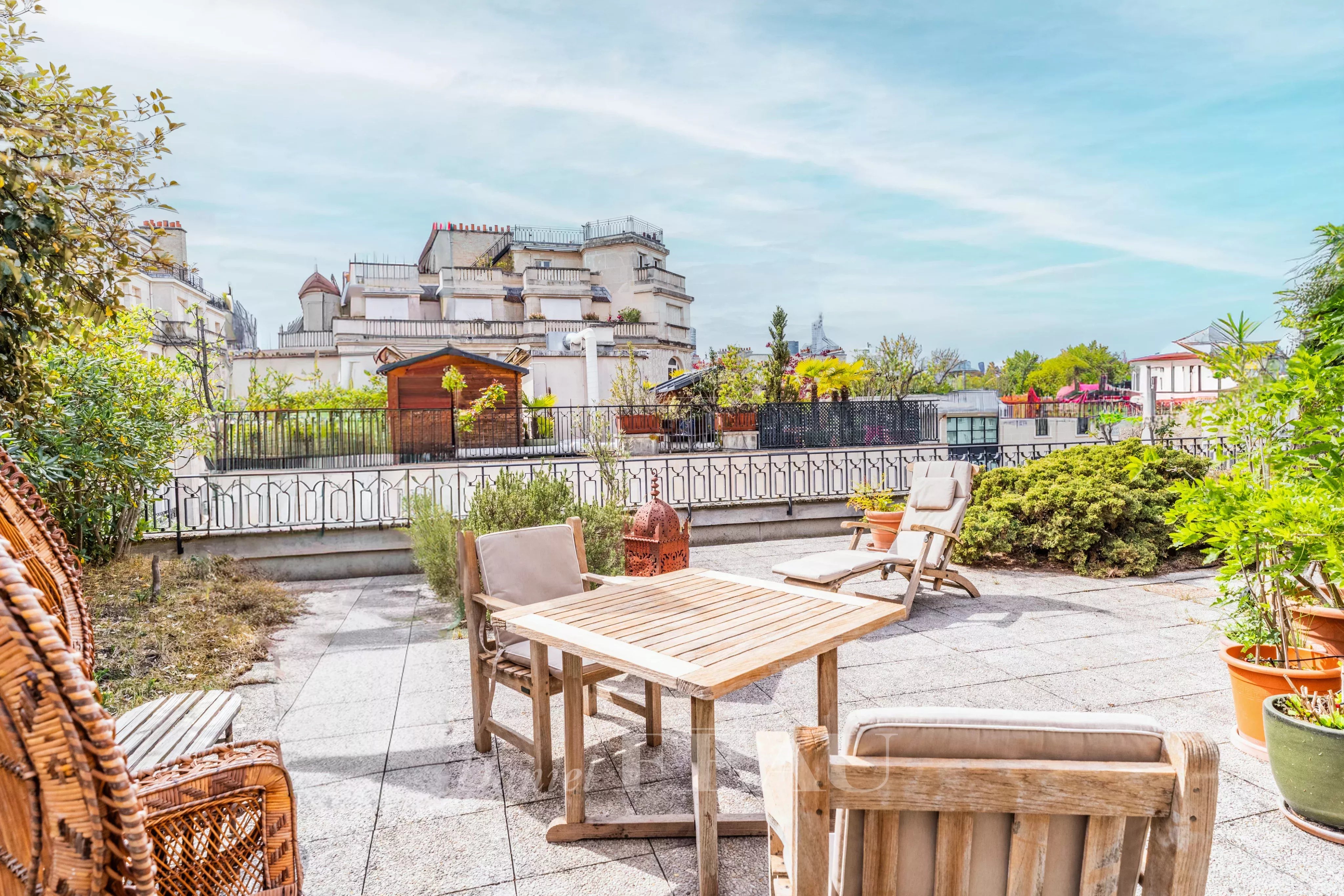 Neuilly-sur-Seine  -  A 3-bed apartment with a roof-terrace
