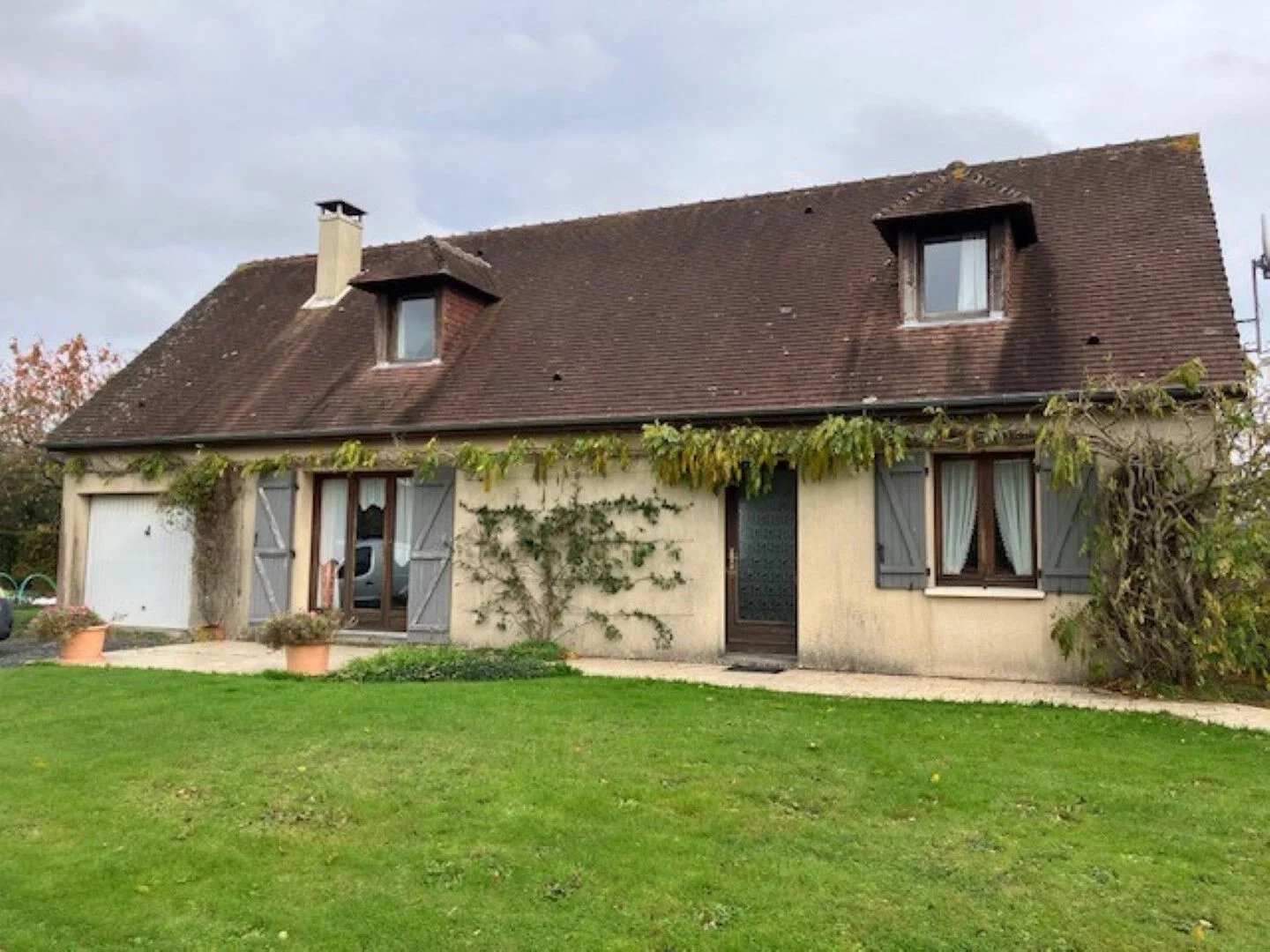 Maison Pont L Eveque 6 pièce(s), 103.50 m², 4 ch, 1 bureau, 2 garages et bâtiment, 1501 m²
