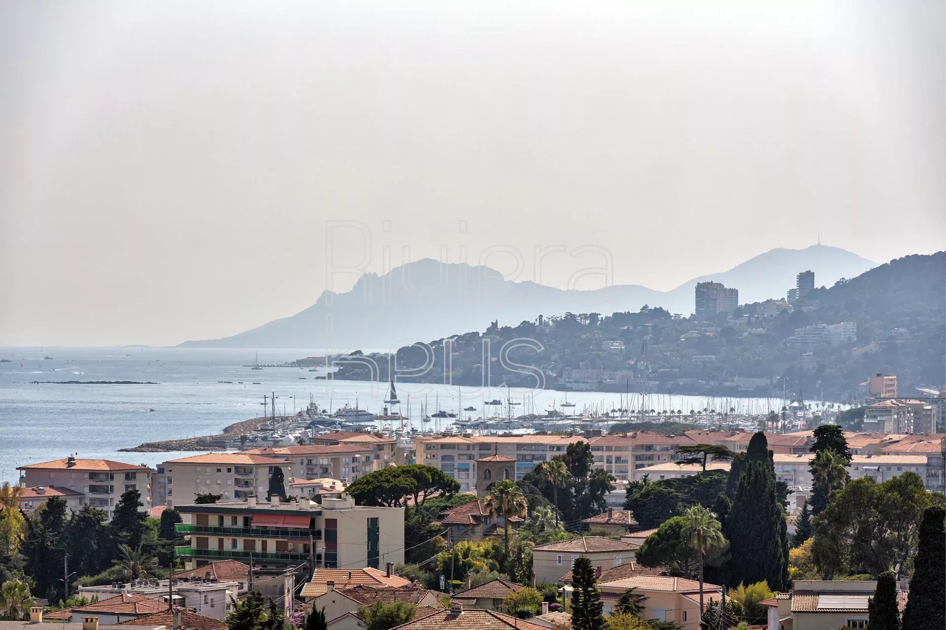 ANTIBES LA BADINE: 4-rumslägenhet med panoramautsikt över havet i attraktivt bostadsområde med pool