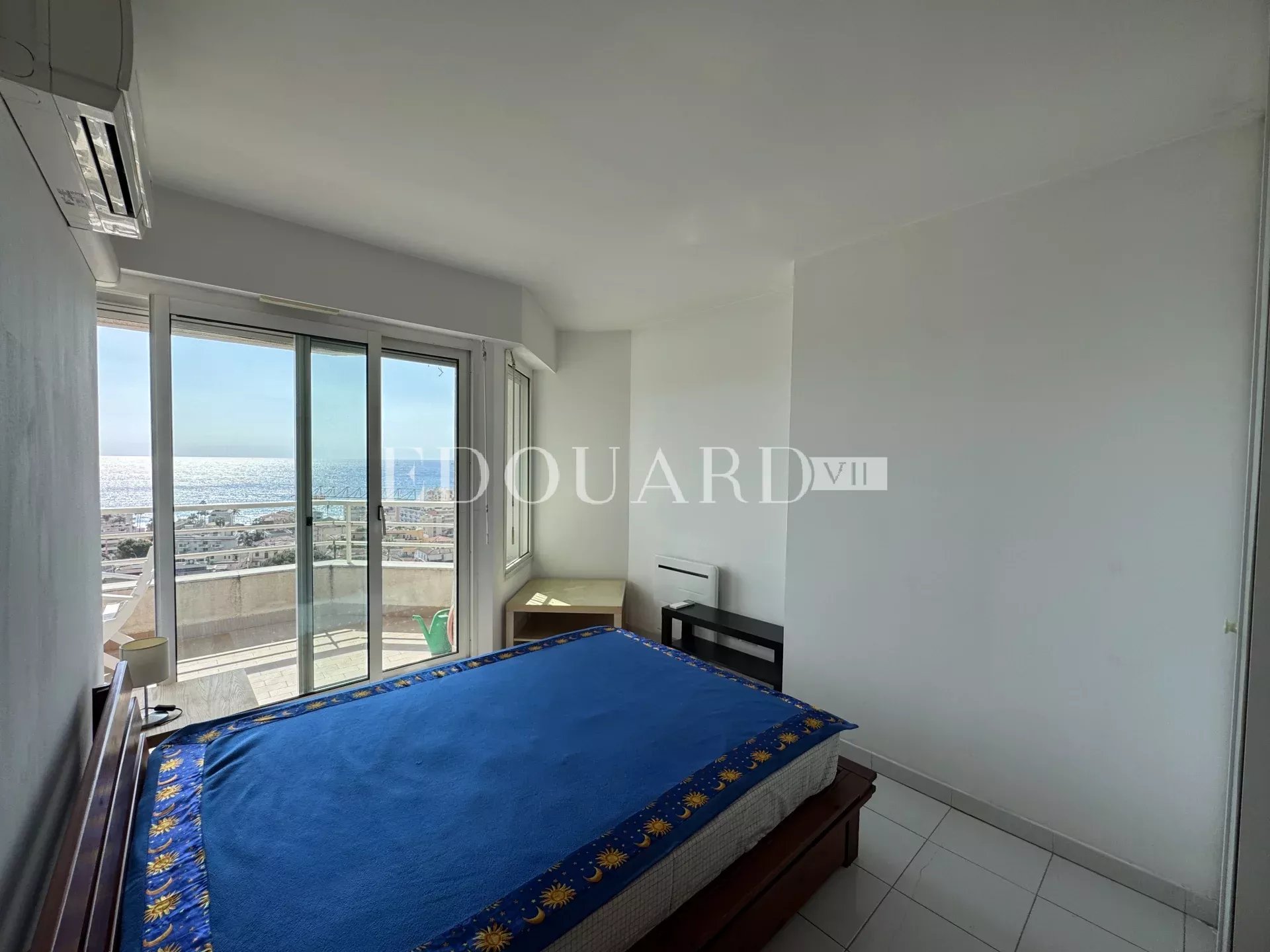 Deux pièces meublé à louer avec terrasse, splendide vue mer panoramique et double parking - Photo 5
