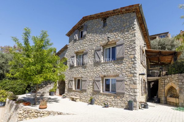 Village House for sale in Montauroux with Panoramic View — photo 1