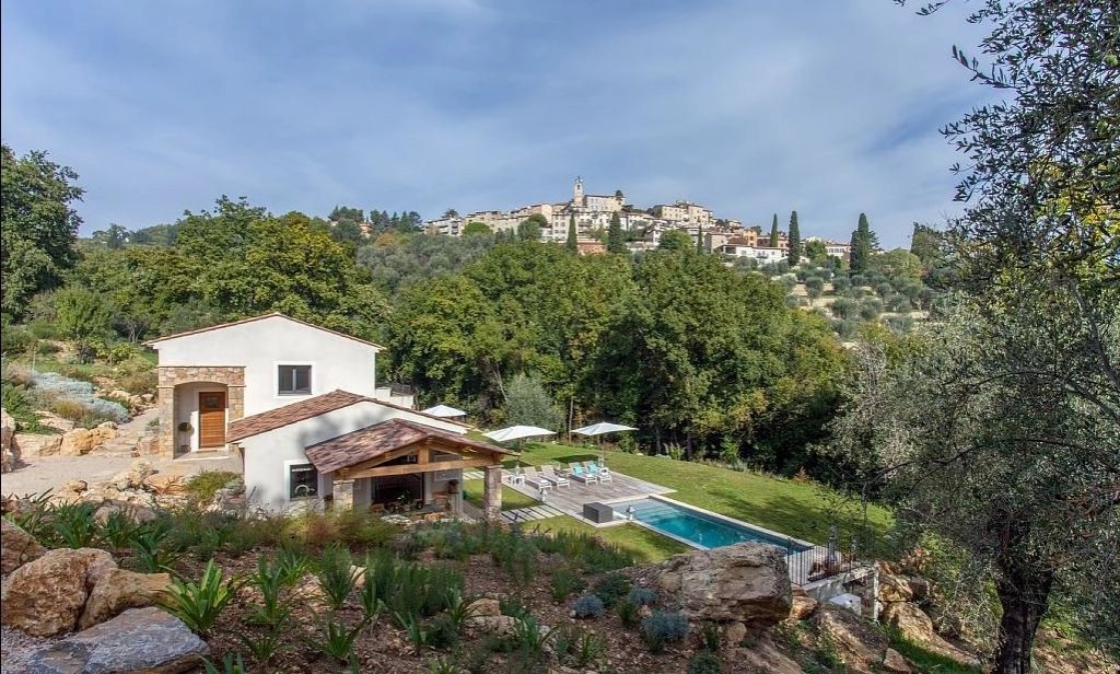 MODERN PROVENÇAL VILLA WITH A SUPERB VIEW ON THE OLD VILLAGE