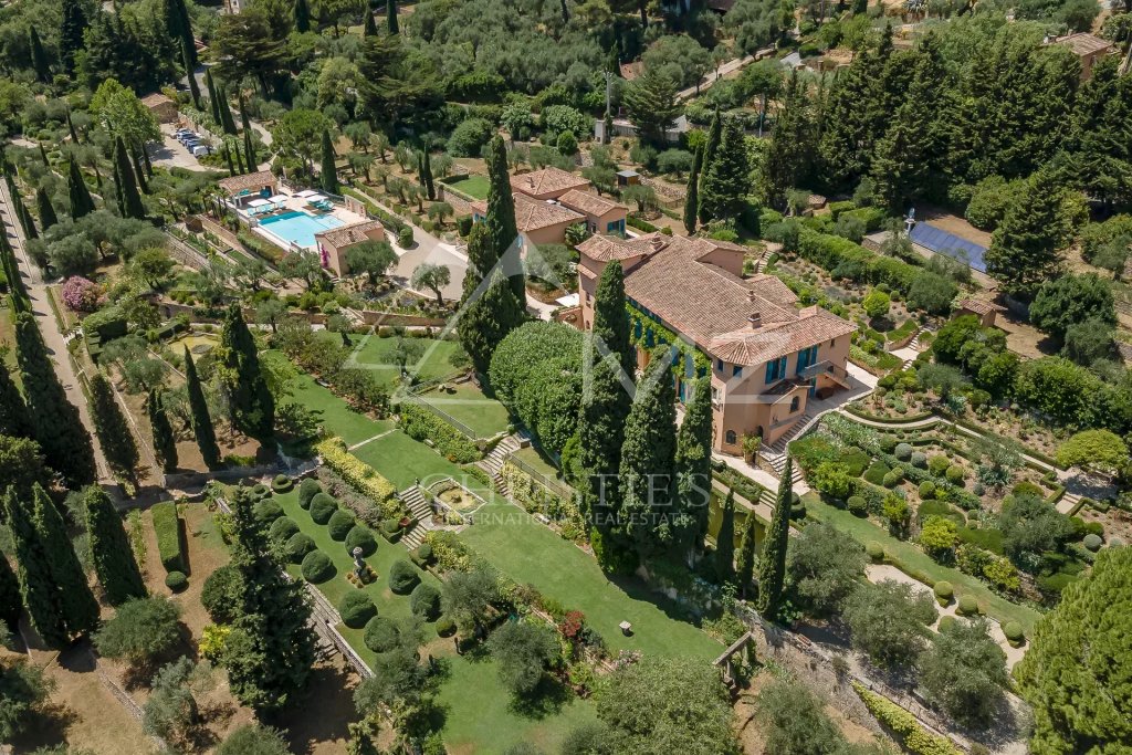 Villa for sale in Grasse — Historic Luxury Family Estate in Grasse with Panoramic Sea Views
