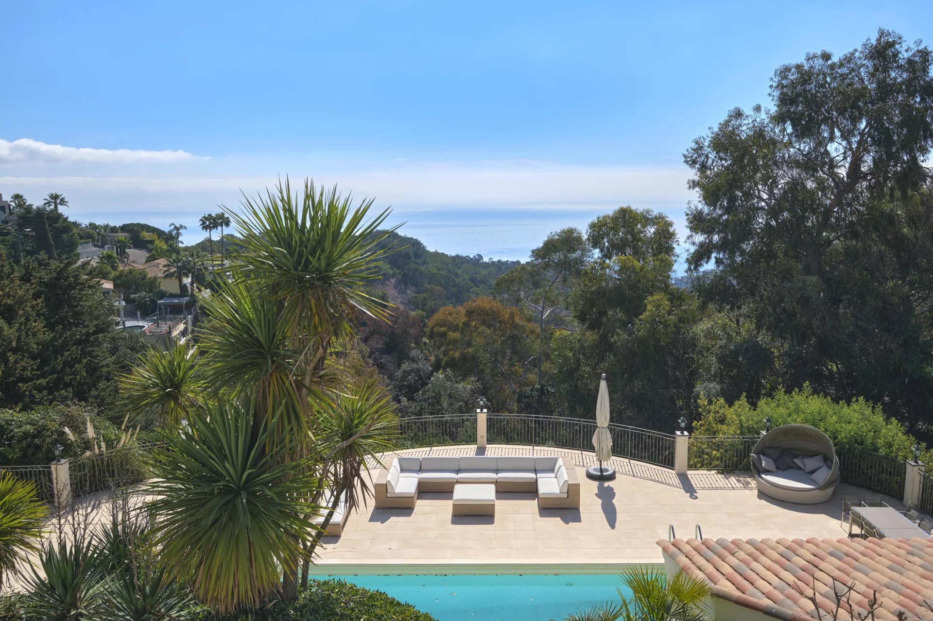 SUPER CANNES – EXCEPTIONAL PROPERTY – SEA VIEW