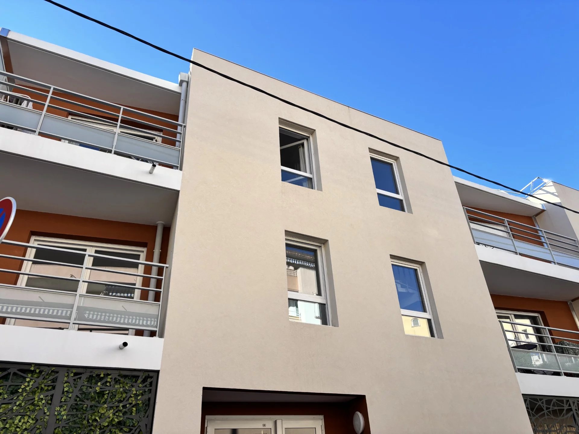 ALPES MARITIMES - LE CANNET - CANNES a quelques minutes de la Croisette - appartement 2 pièces avec cuisine séparée - 1er étage avec ascenseur