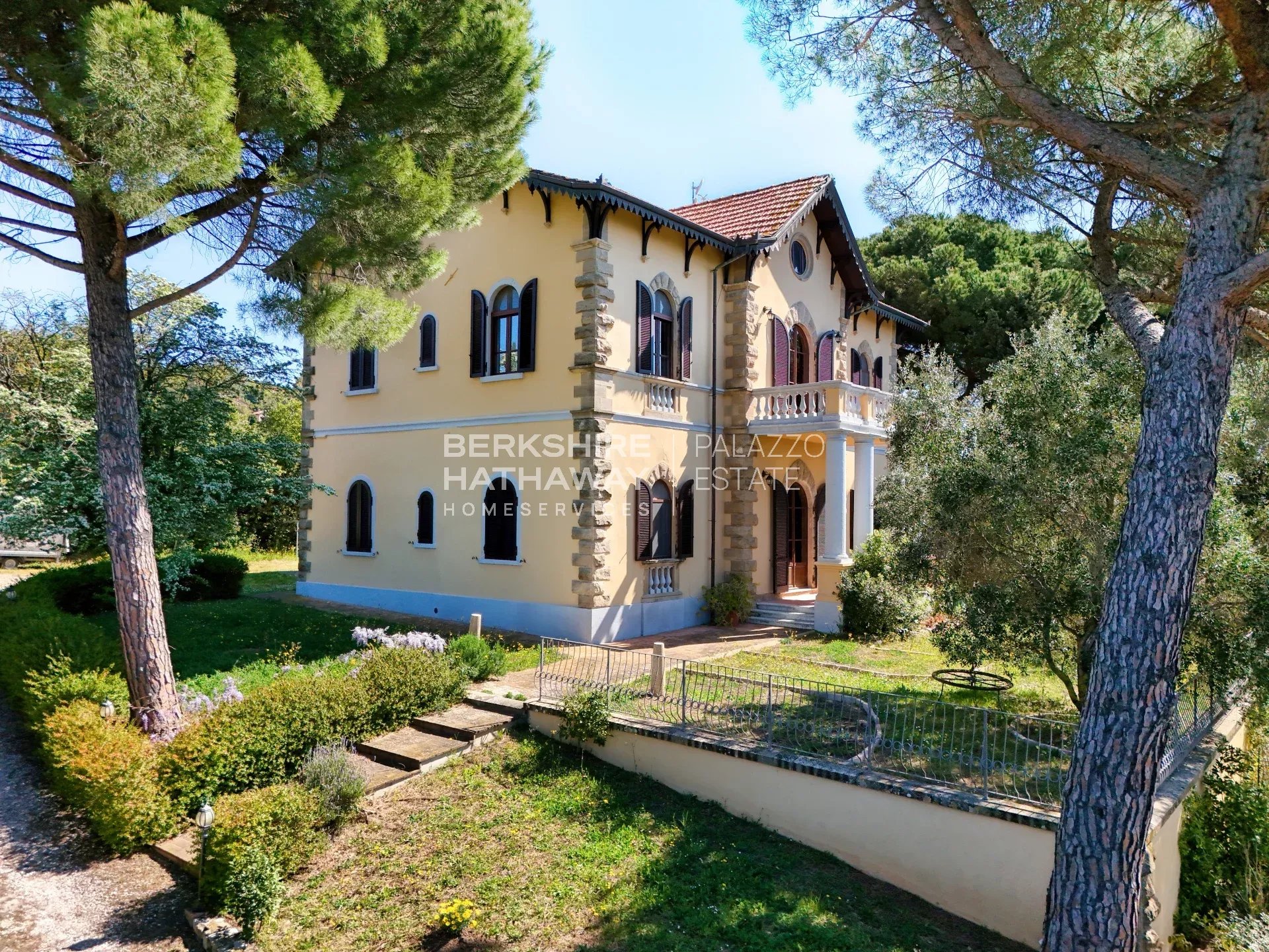 Elegante Villa d'Epoca con Vista Mare e Piscina a Riparbella