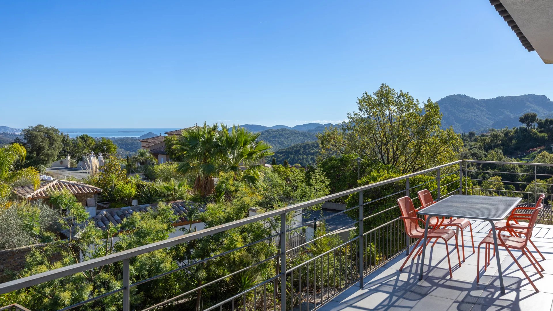 CONTEMPORARY PROPERTY IN THE HEART OF A PRIVATE ESTATE