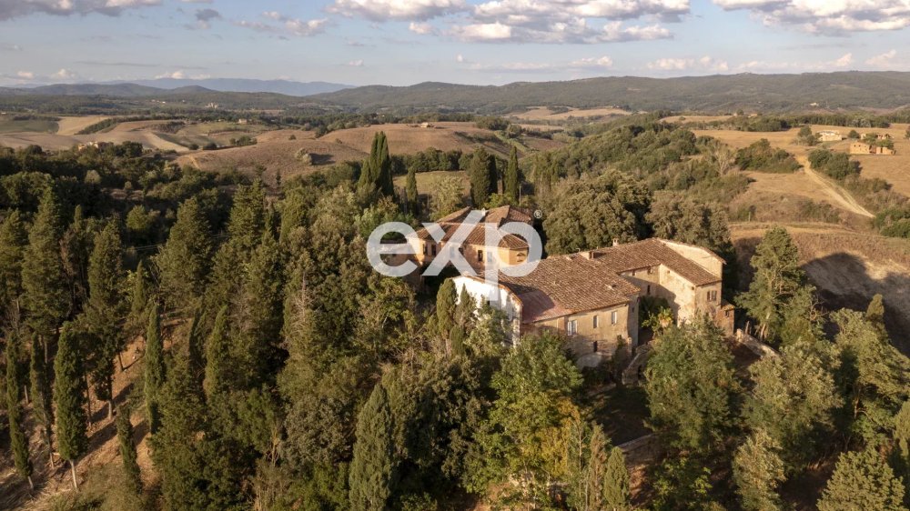 TUSCANY/Siena-Crete Senesi: Historic Panoramic Estate, surrounded by Lakes and various attached Farms