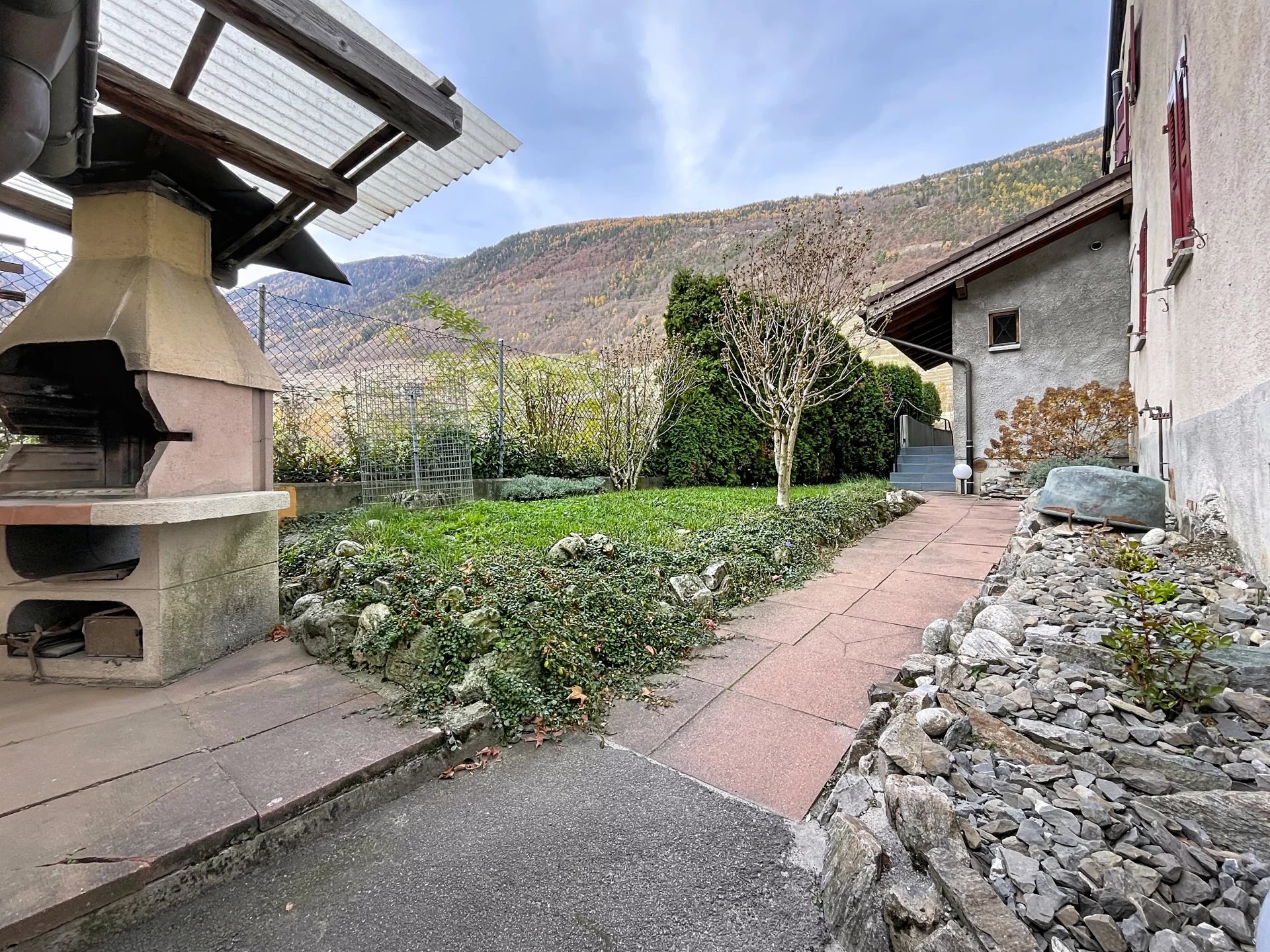Appartement en rez-de-chaussée surélevé avec jardin