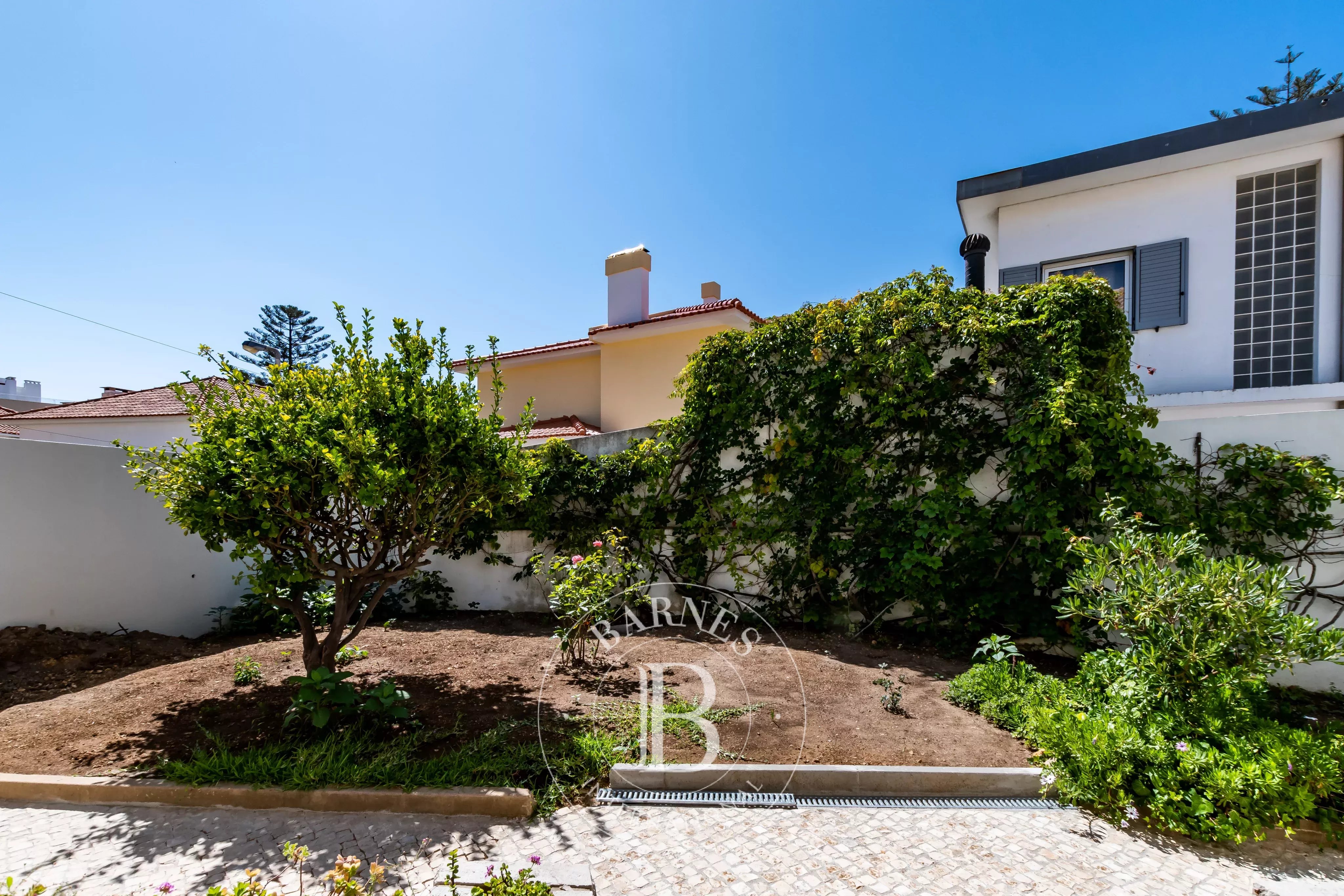 Refurbished Home in Parede with Expansion Potential