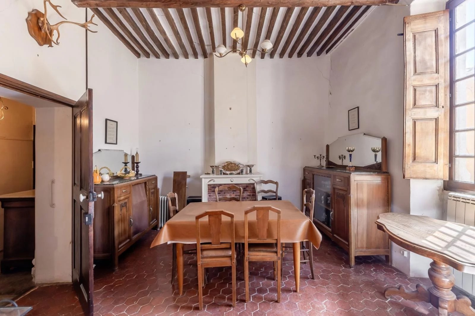 Maison de village avec cour intérieure à rénover