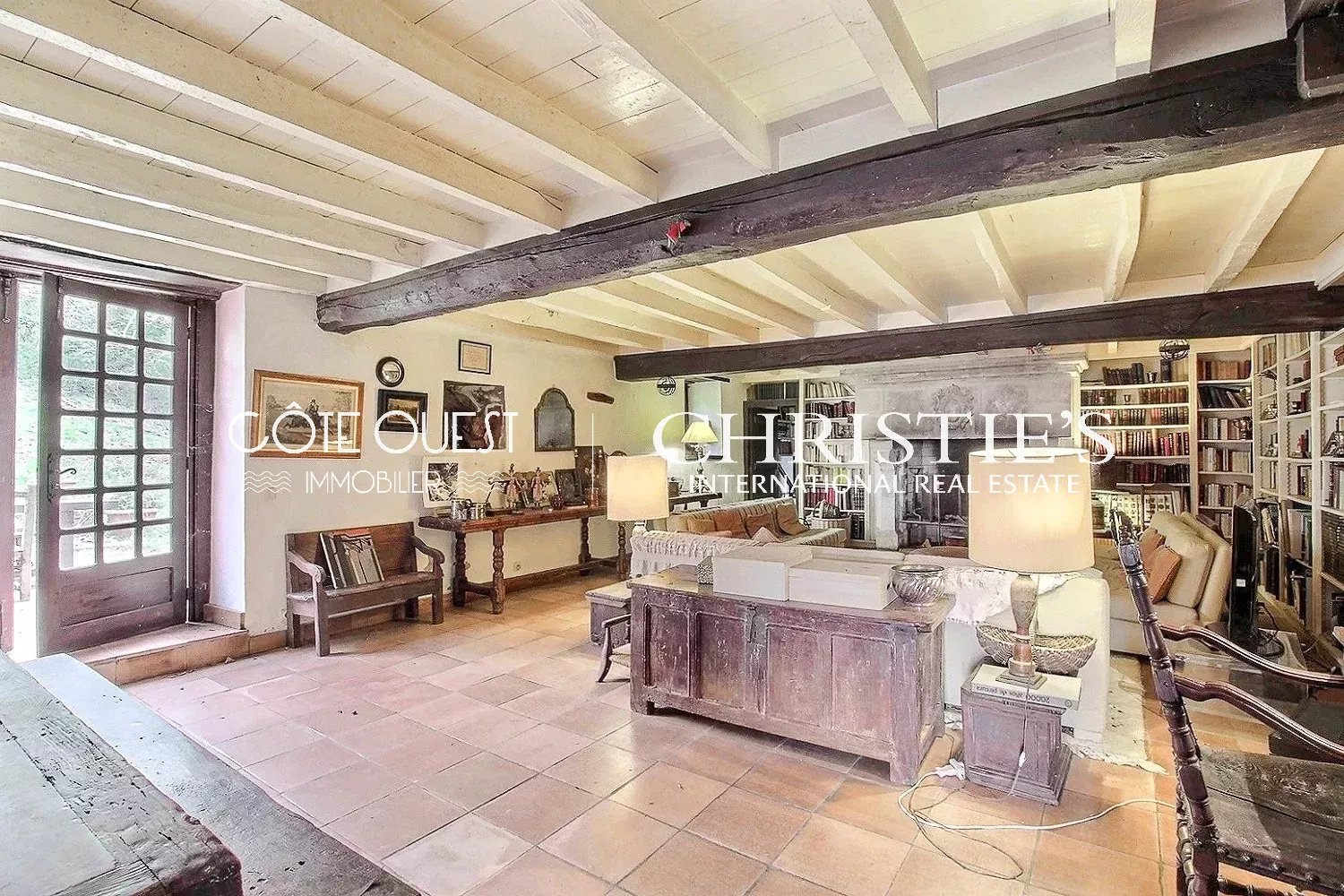6 Bedroom Villa/Townhouse's Image 3