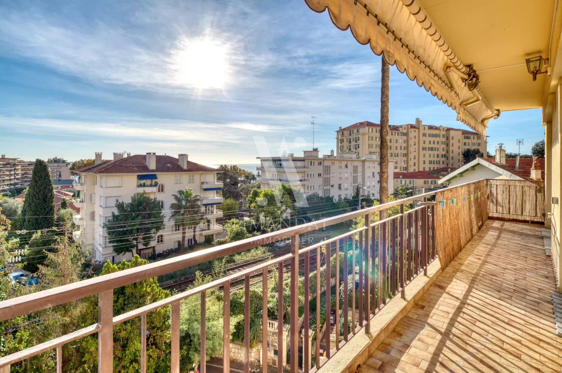 Menton centre, 2 pièces 49 m2, terrasse 12m2, cave