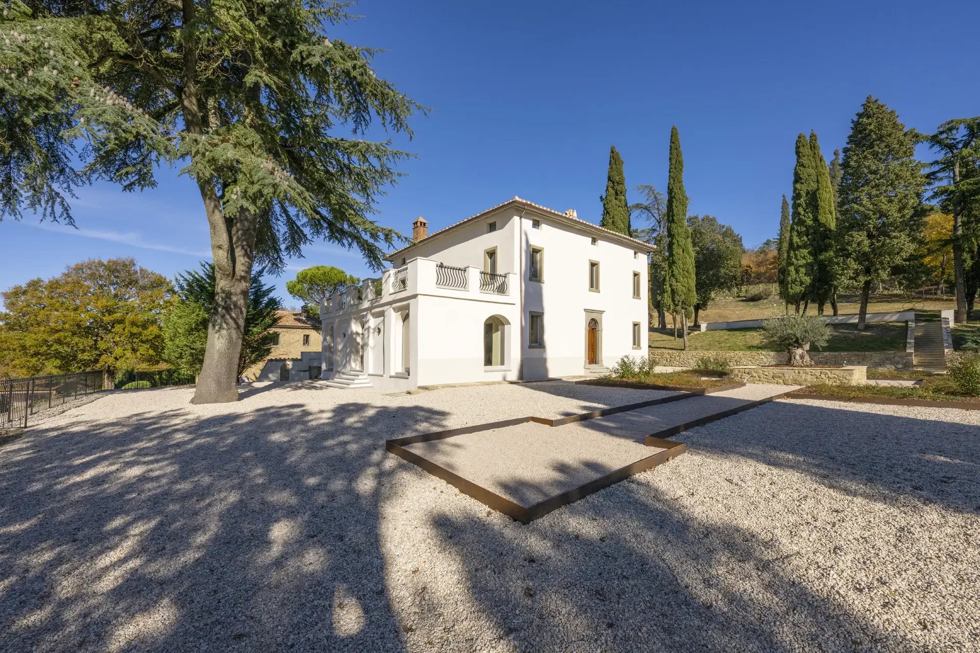 ART-NOUVEAU VILLA FOR SALE IN A PANORAMIC POSITION OVER LAKE TRASIMENO, UMBRIA