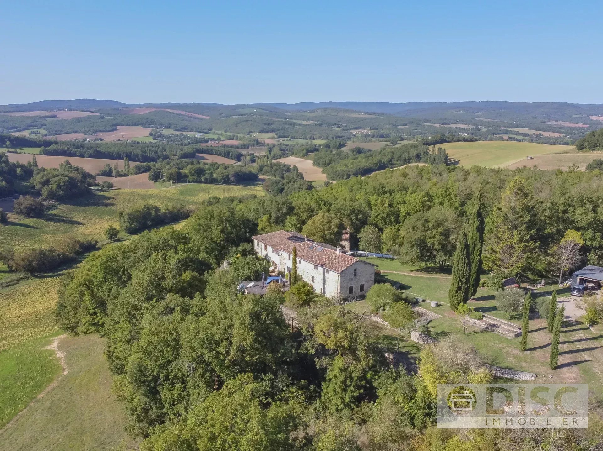 Eigendom op een prachtige locatie met Gîte, zwembad en 10 hectare.