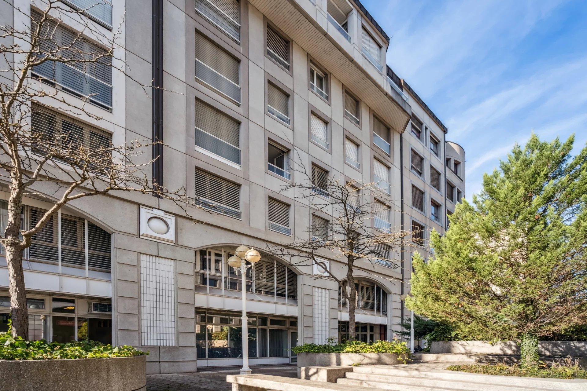 Bureaux entièrement rénovés en attique avec 2 terrasses