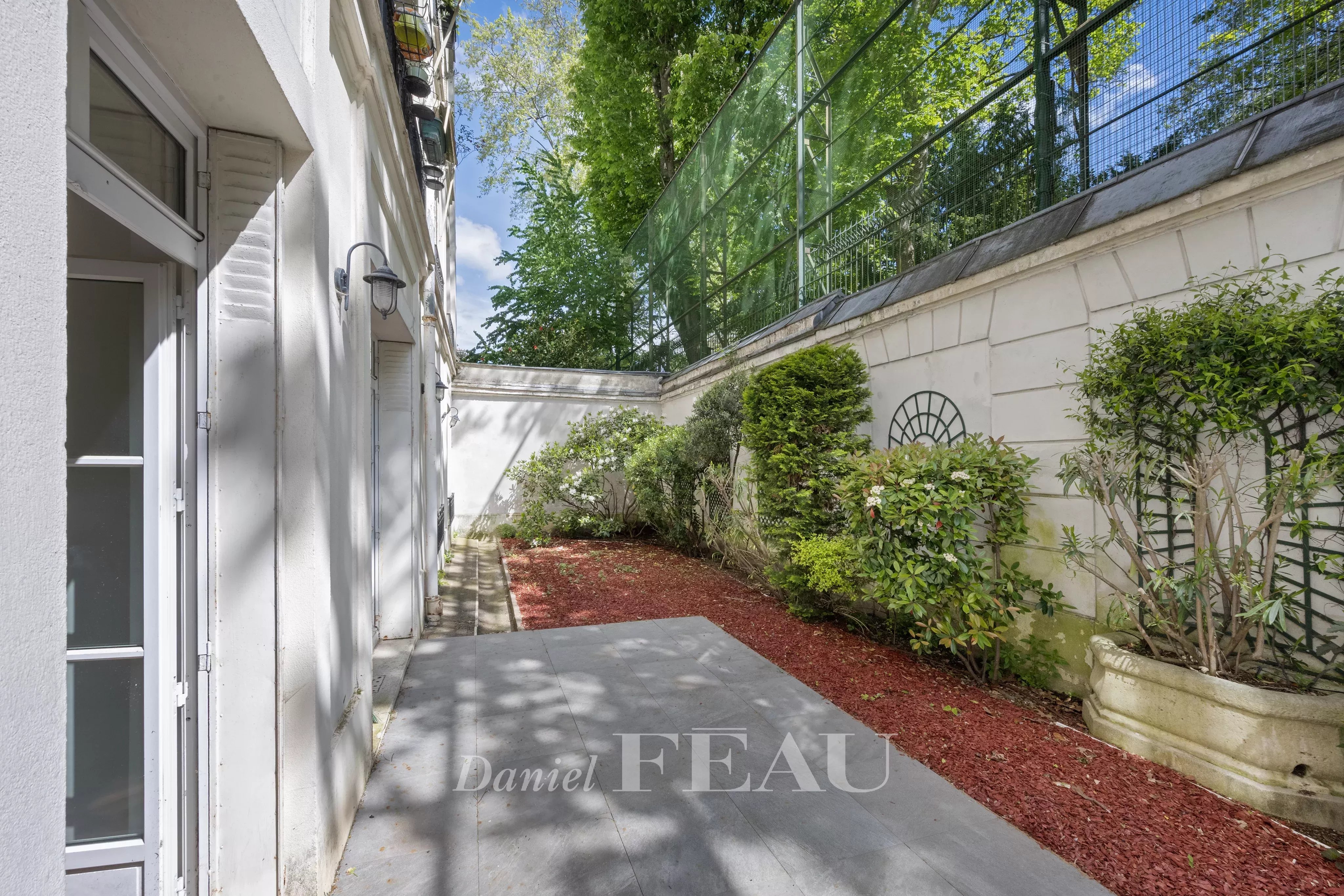 JARDIN 125 M² ACCES CHAMBRES ET SEJOUR