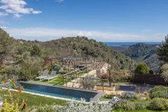 Tourrettes-sur-Loup: Modern Provençal property with panoramic views of the sea and the hills — photo 2 of 7