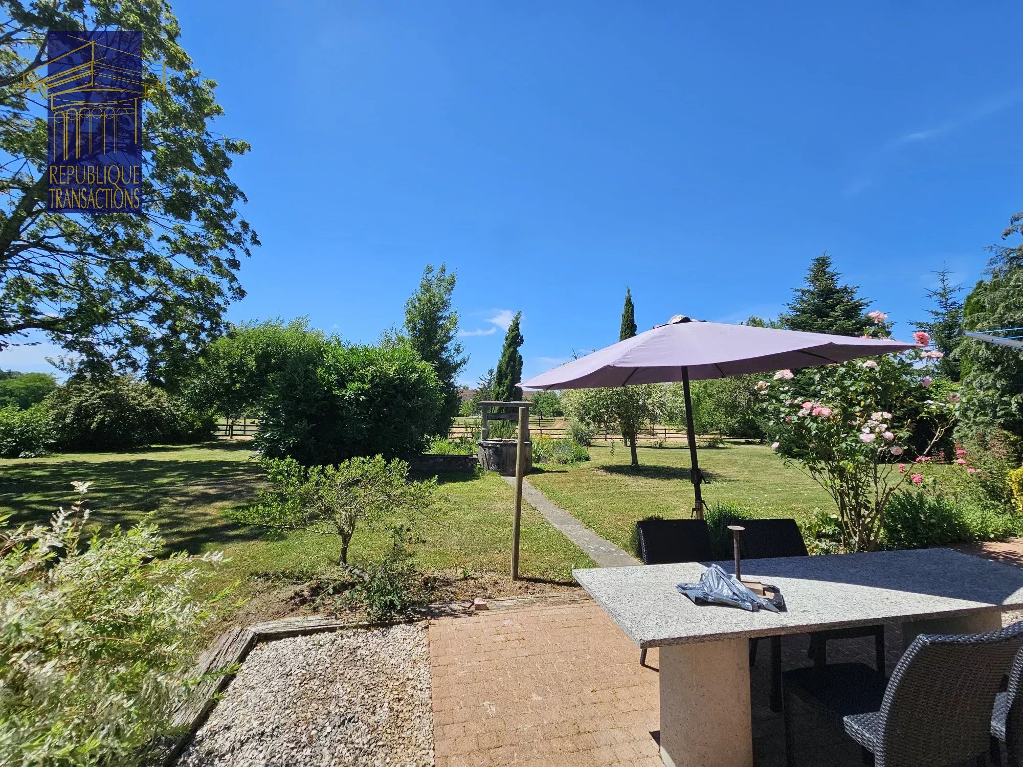 Jolie maison bressanne rénovée avec dépendances et terrain d'environ 5 840 m² clos, arboré et paysagé — photo 5