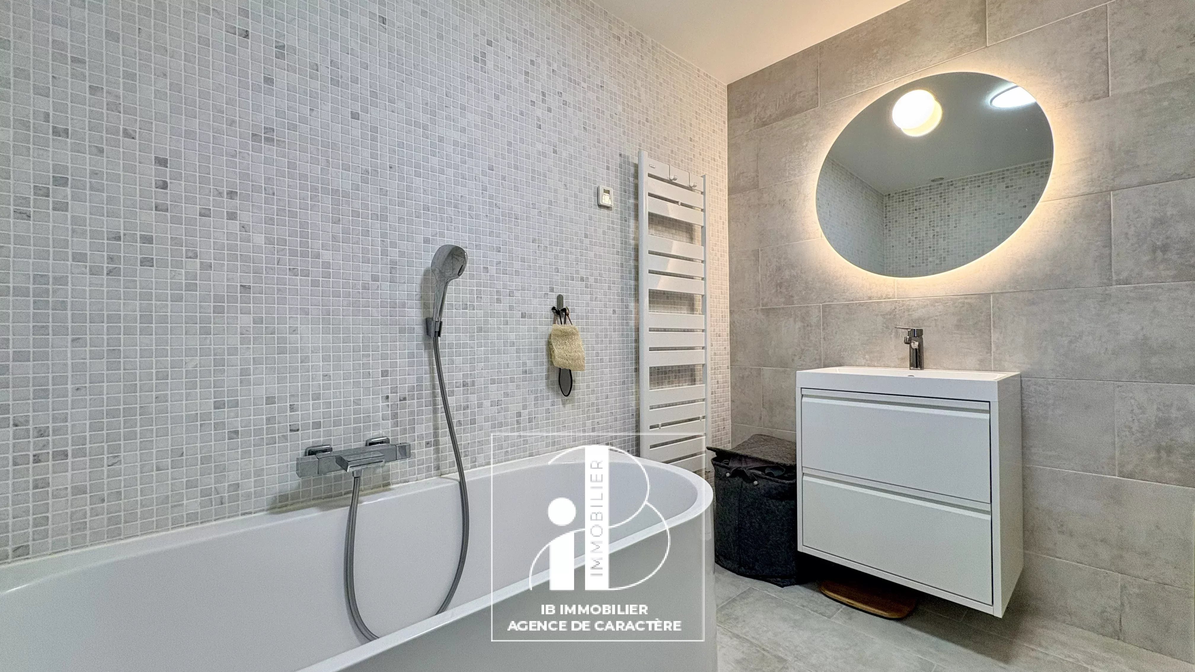 FONTAINEBLEAU COEUR DE VILLE - BEL APPARTEMENT rénové de 88 M²