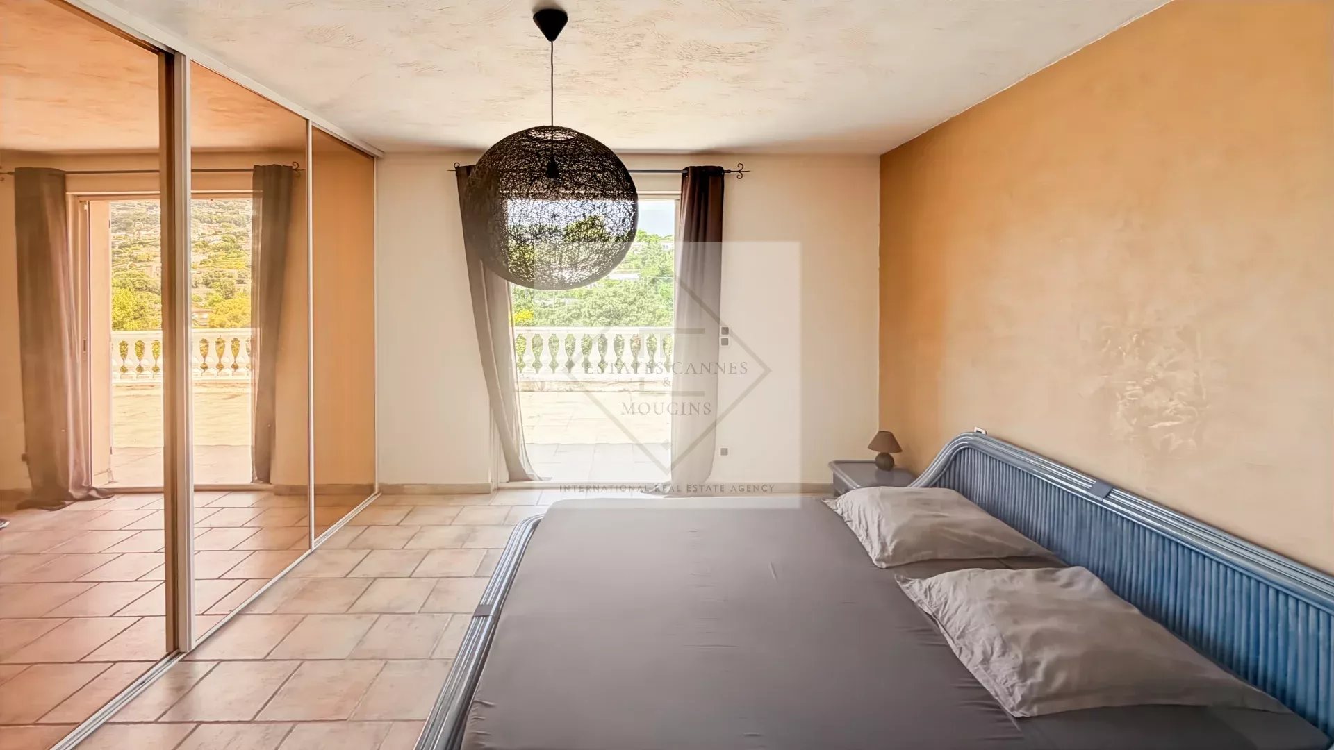 À VENDRE – VILLA DE CHARME VUE MER À ANTIBES, CALME ABSOLU — photo 13