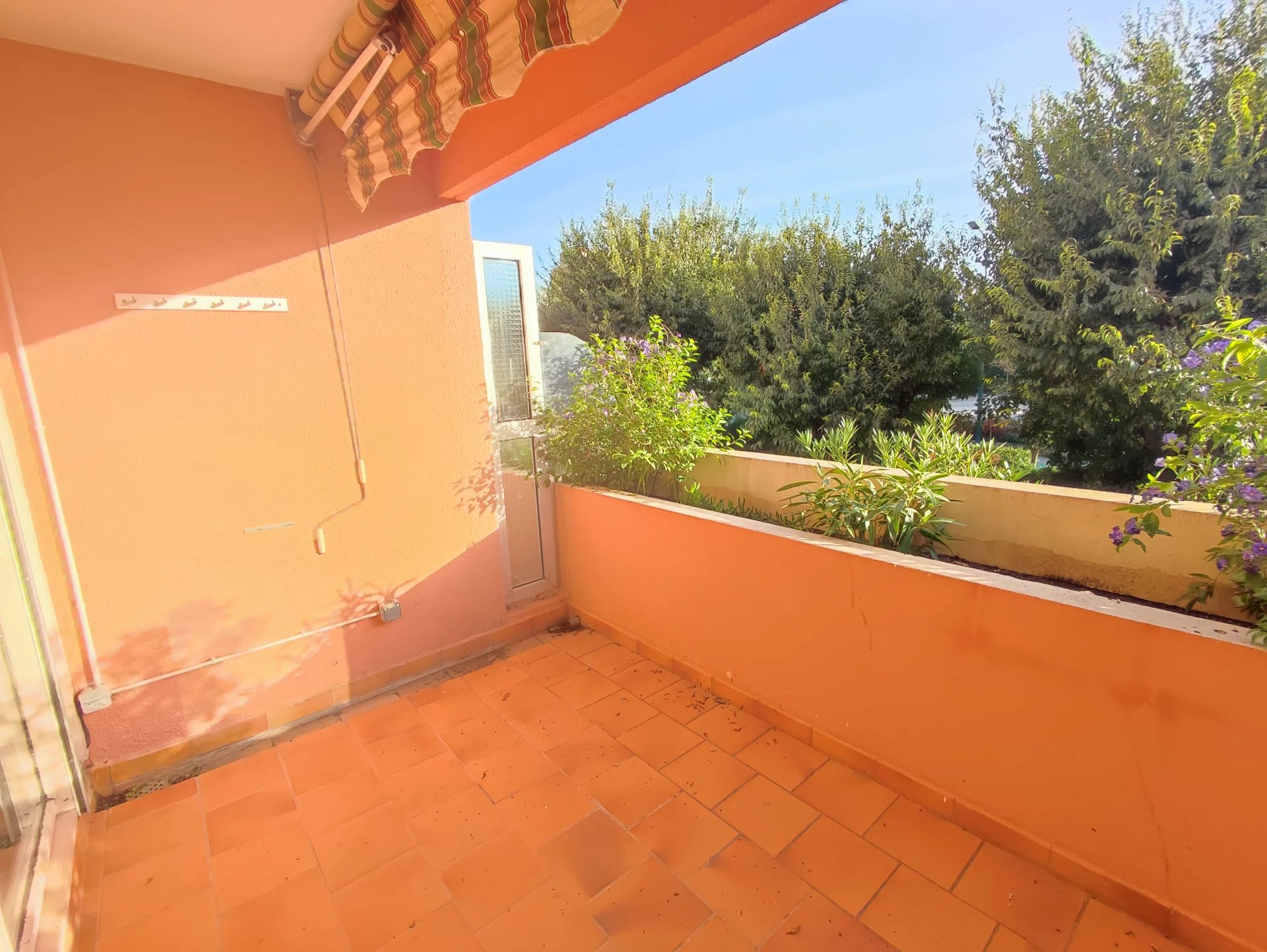 Appartement avec terrasse réfait à neuf 400m des plages