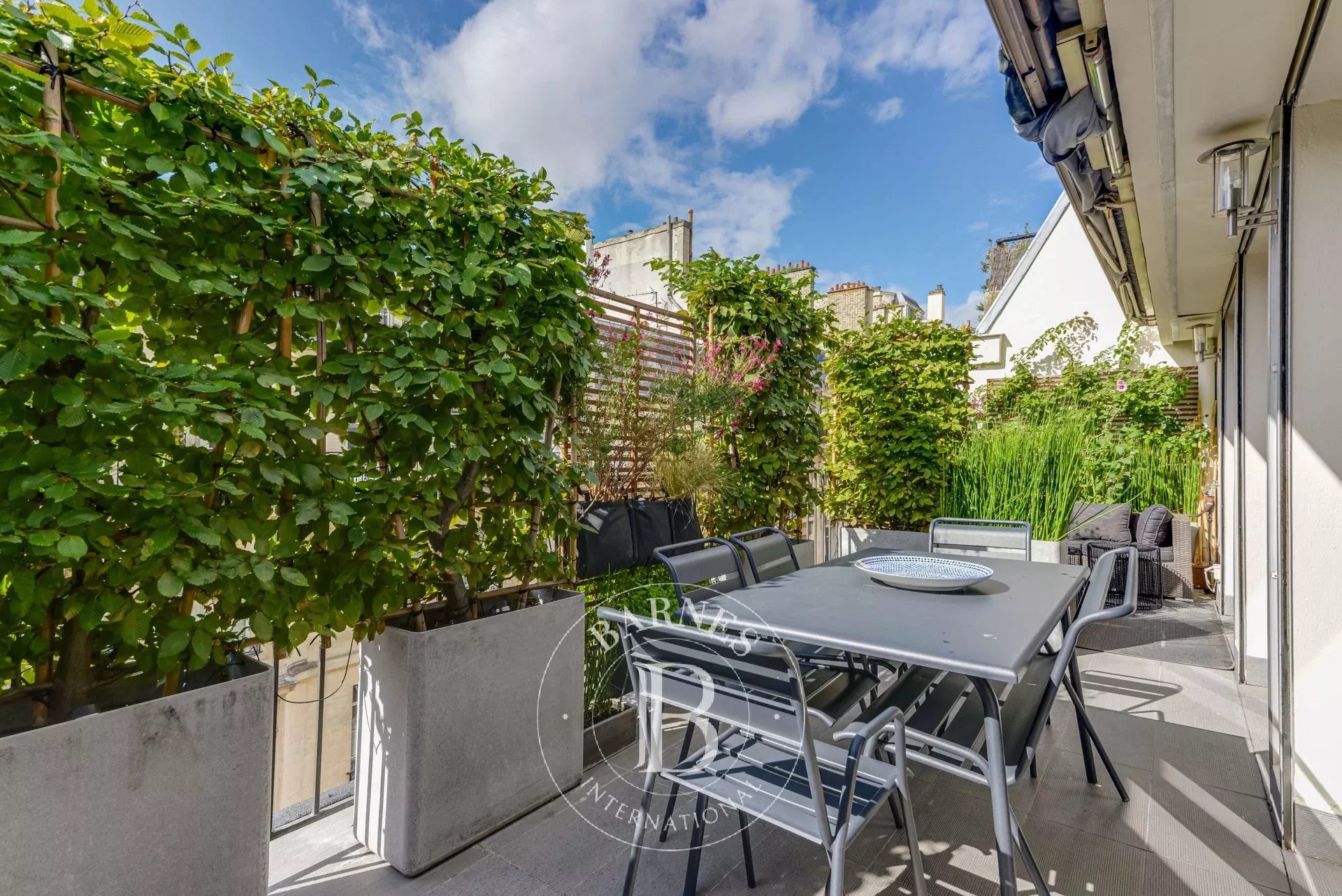 Paris 8th - Golden triangle - High floor with a terrace - rare