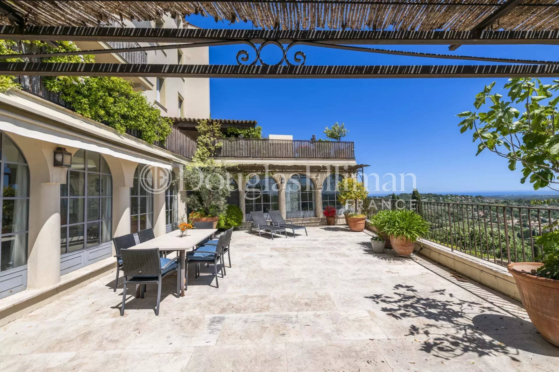 CHATEAUNEUF-DE-GRASSE – Un appartement avec vue sur la mer et grande terrasse - Image nᵒ2