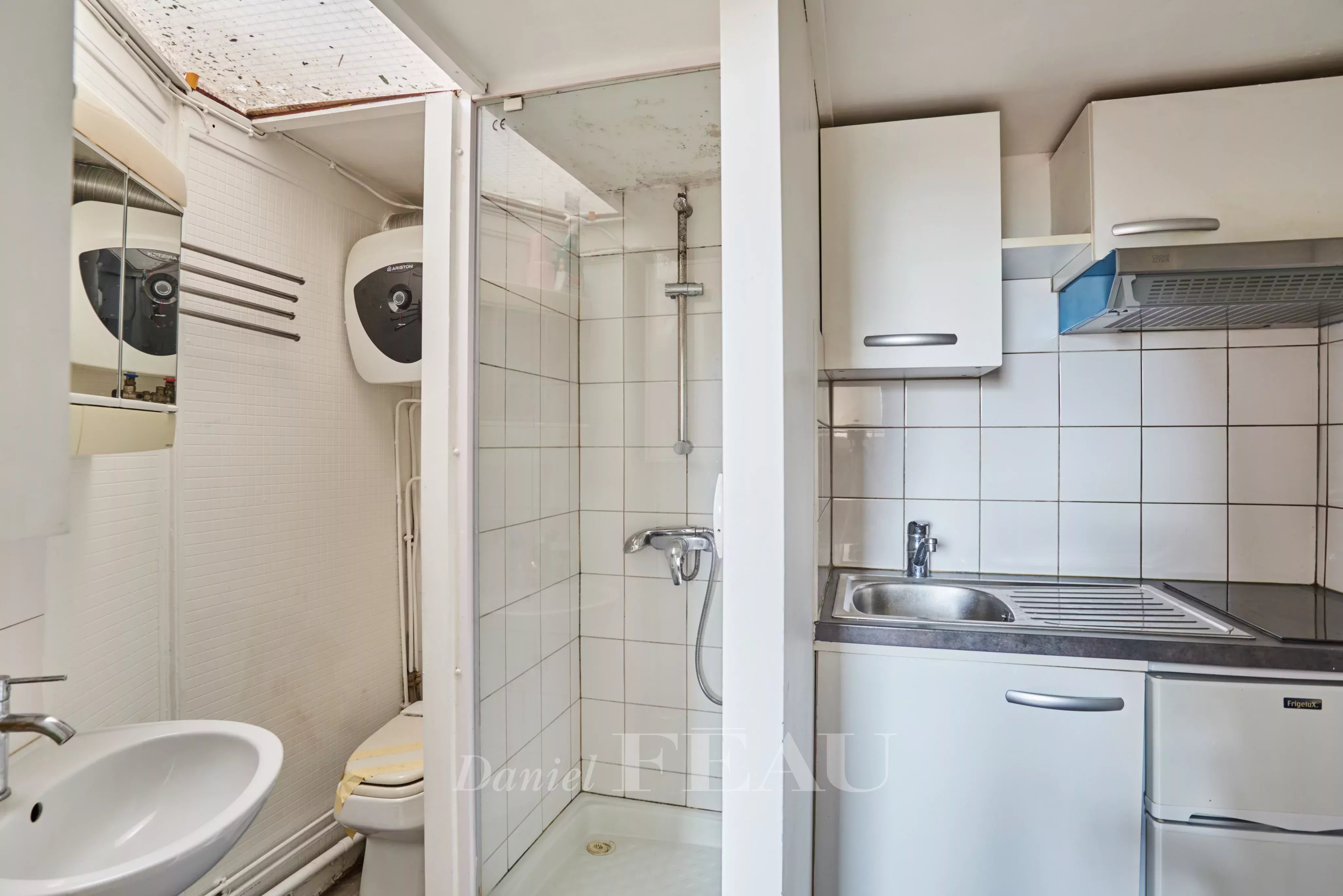 Shower room with open kitchen of the service room 1