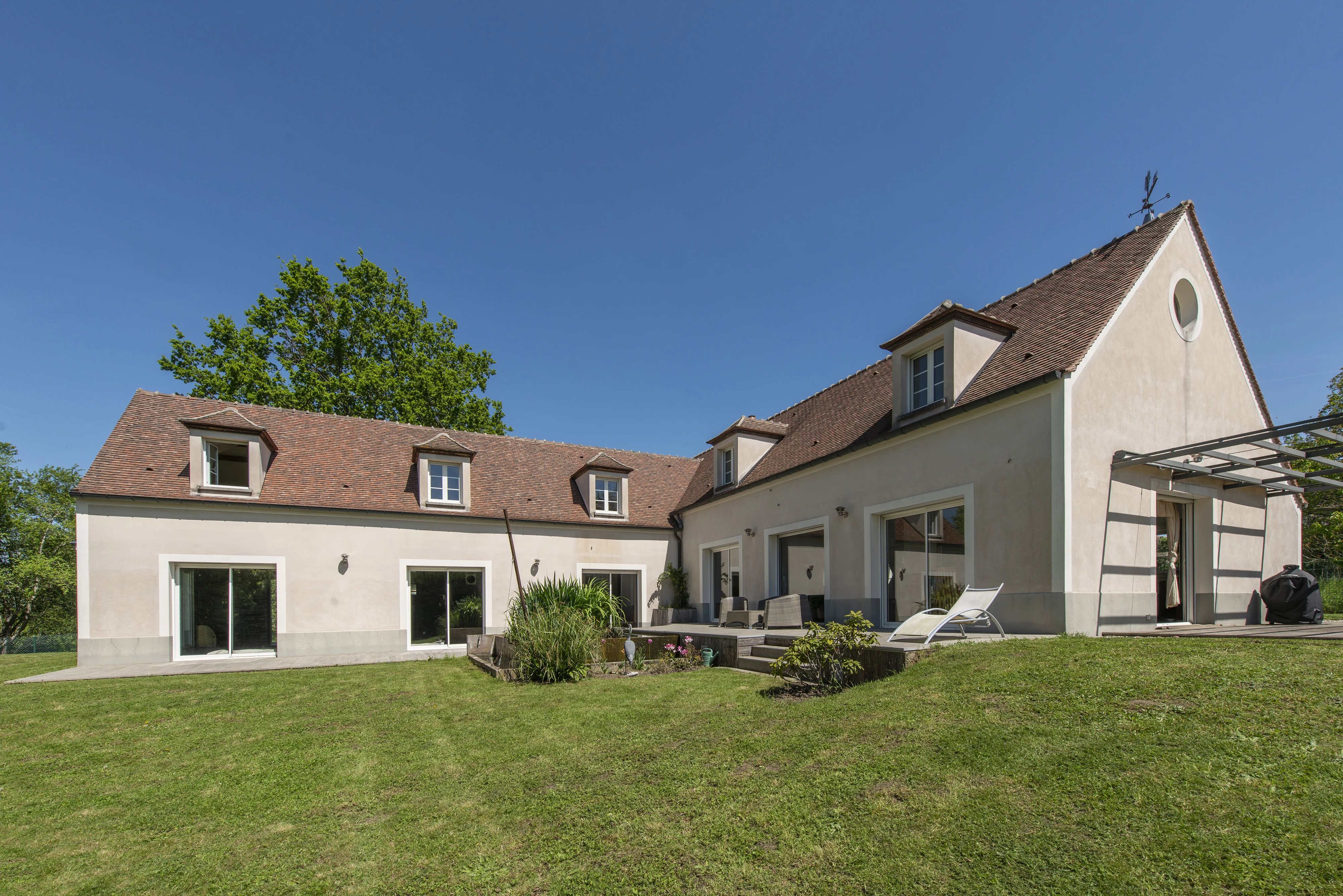 Maison d'architecte avec piscine intérieure