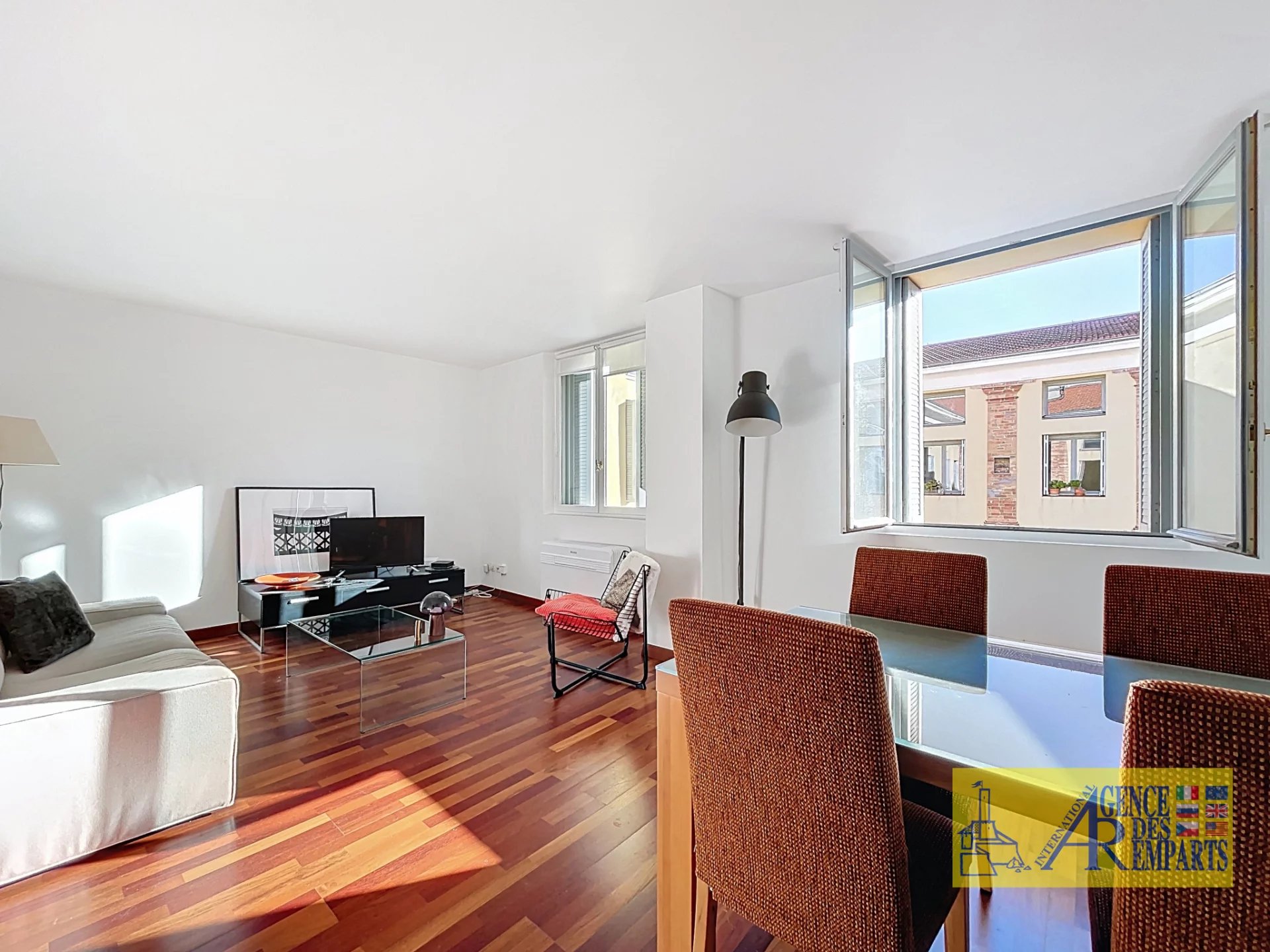 Charmant 2 pièces en duplex avec parking au coeur d'Antibes