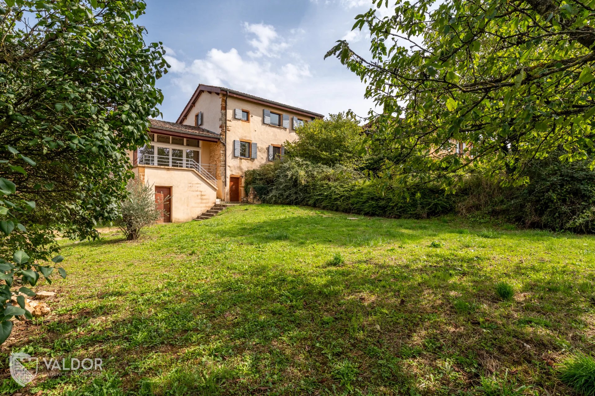 Maison en pierres dorées avec vue panoramique au calme