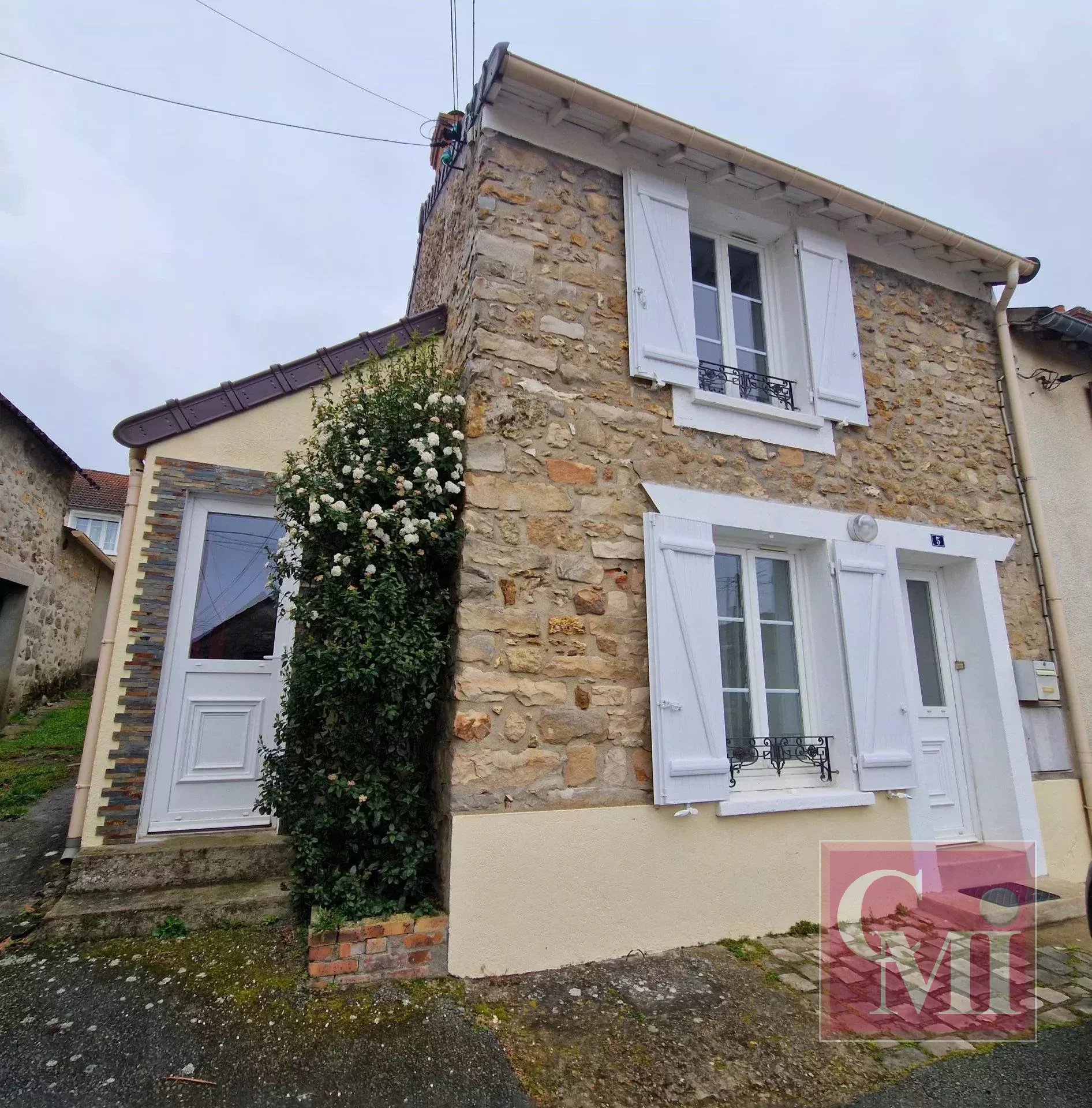 Maison en pierre avec terrasse (2 Chambres)